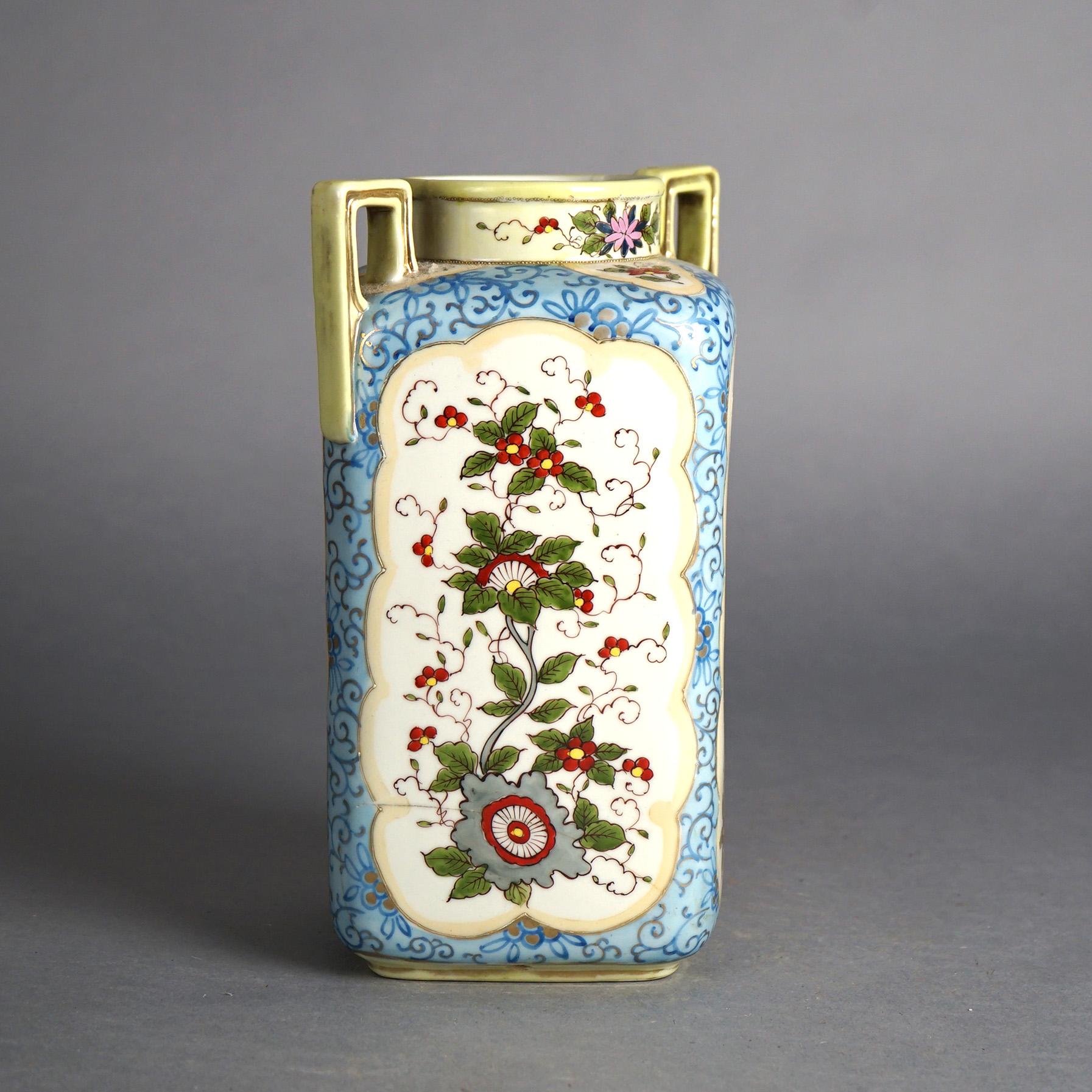 Peint à la main Antique vase à double poignée en porcelaine peint à la main de Nippon à motifs floraux, vers 1920 en vente