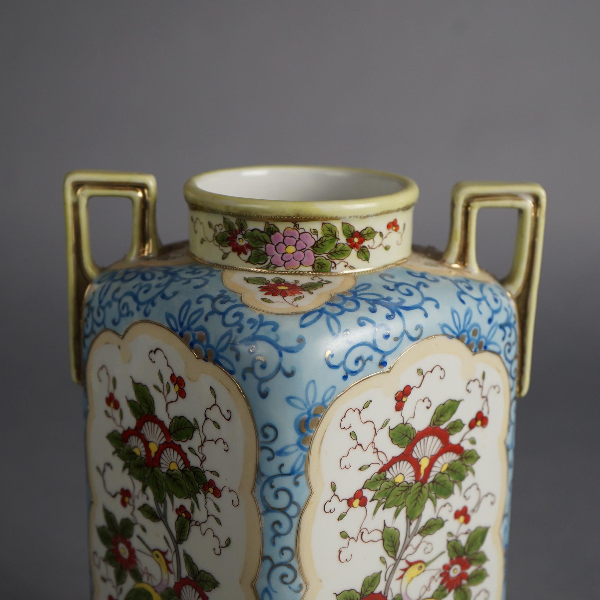 20ième siècle Antique vase à double poignée en porcelaine peint à la main de Nippon à motifs floraux, vers 1920 en vente