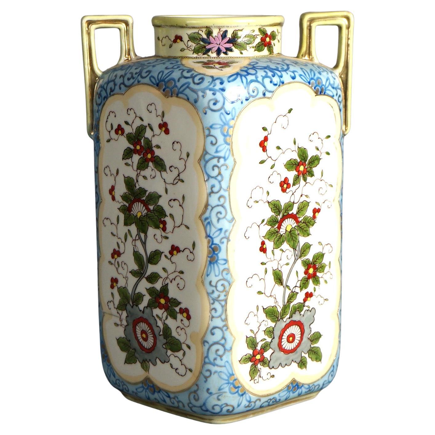 Antique vase à double poignée en porcelaine peint à la main de Nippon à motifs floraux, vers 1920 en vente
