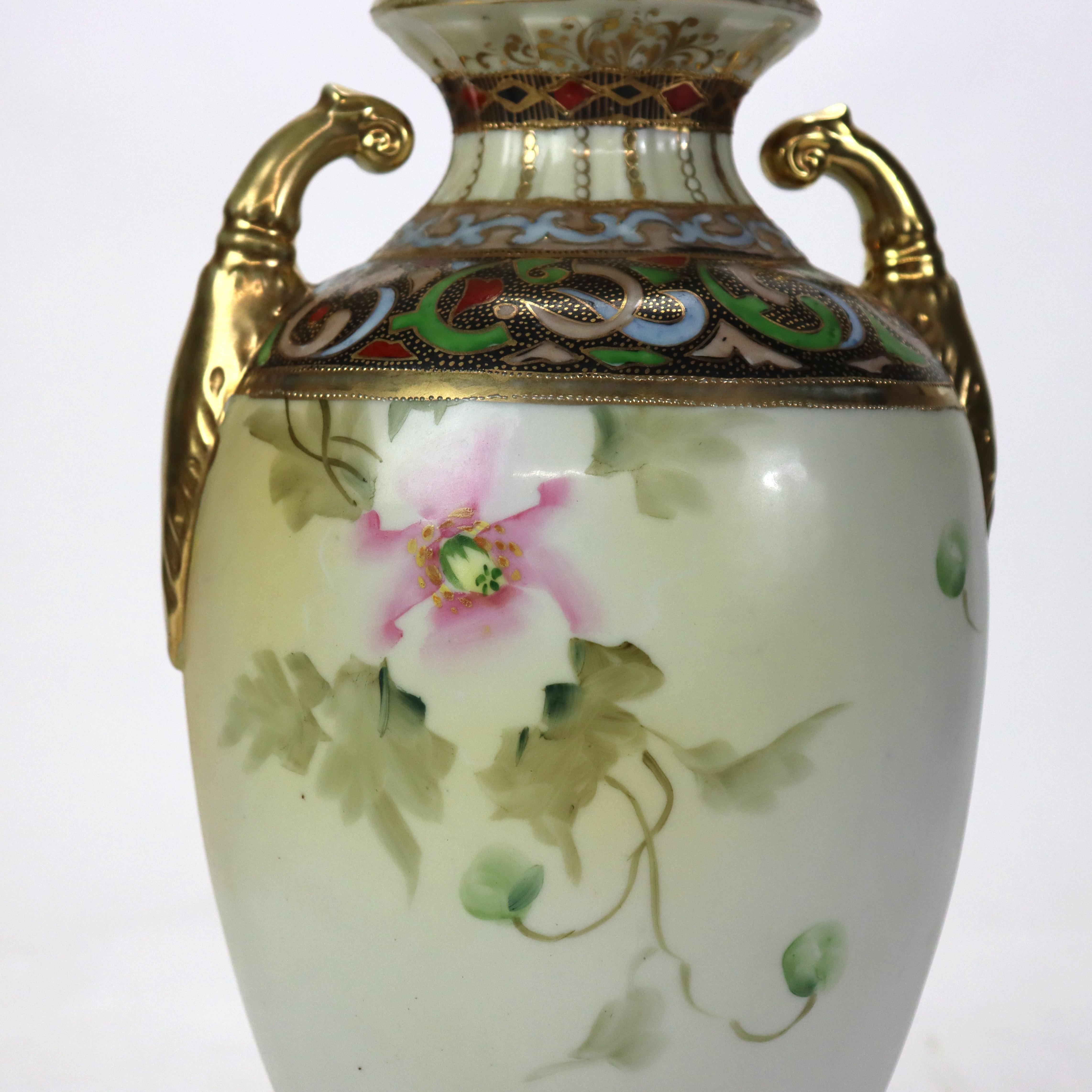Vase ancien en porcelaine fleurie peinte à la main Nippon signé C1920 en vente 3