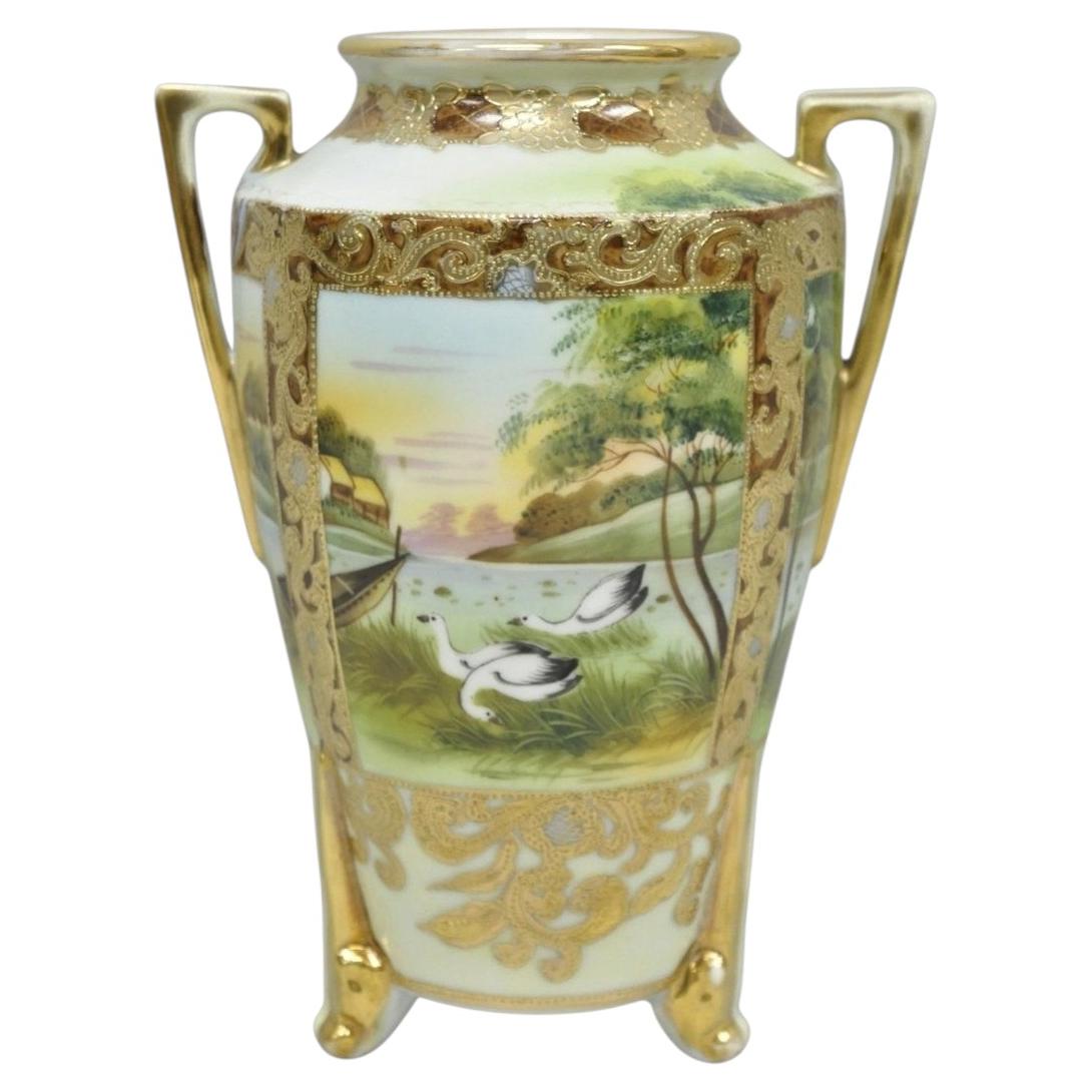 Antico vaso a due manici in porcellana dipinta a mano Nippon con scena del cigno e del lago
