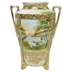Antico vaso a due manici in porcellana dipinta a mano Nippon con scena del cigno e del lago
