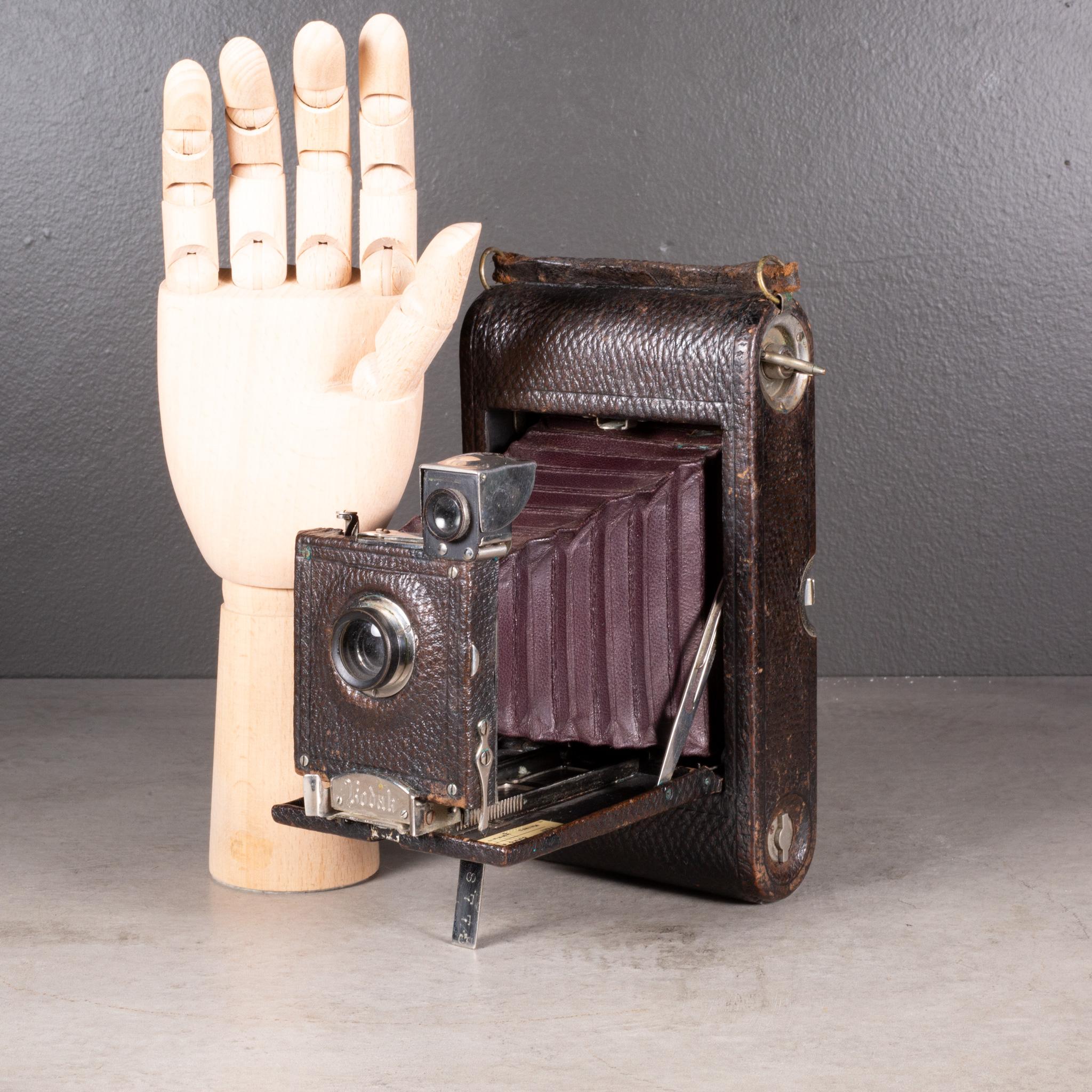 À PROPOS DE  

Le Kodak No.3 Model AB est un modèle précoce. Le boîtier de l'appareil est entièrement en cuir, avec une poignée en cuir et un objectif unique recouvert de cuir. Il se plie en douceur pour atteindre 1,75 pouces.

Vendu en tant