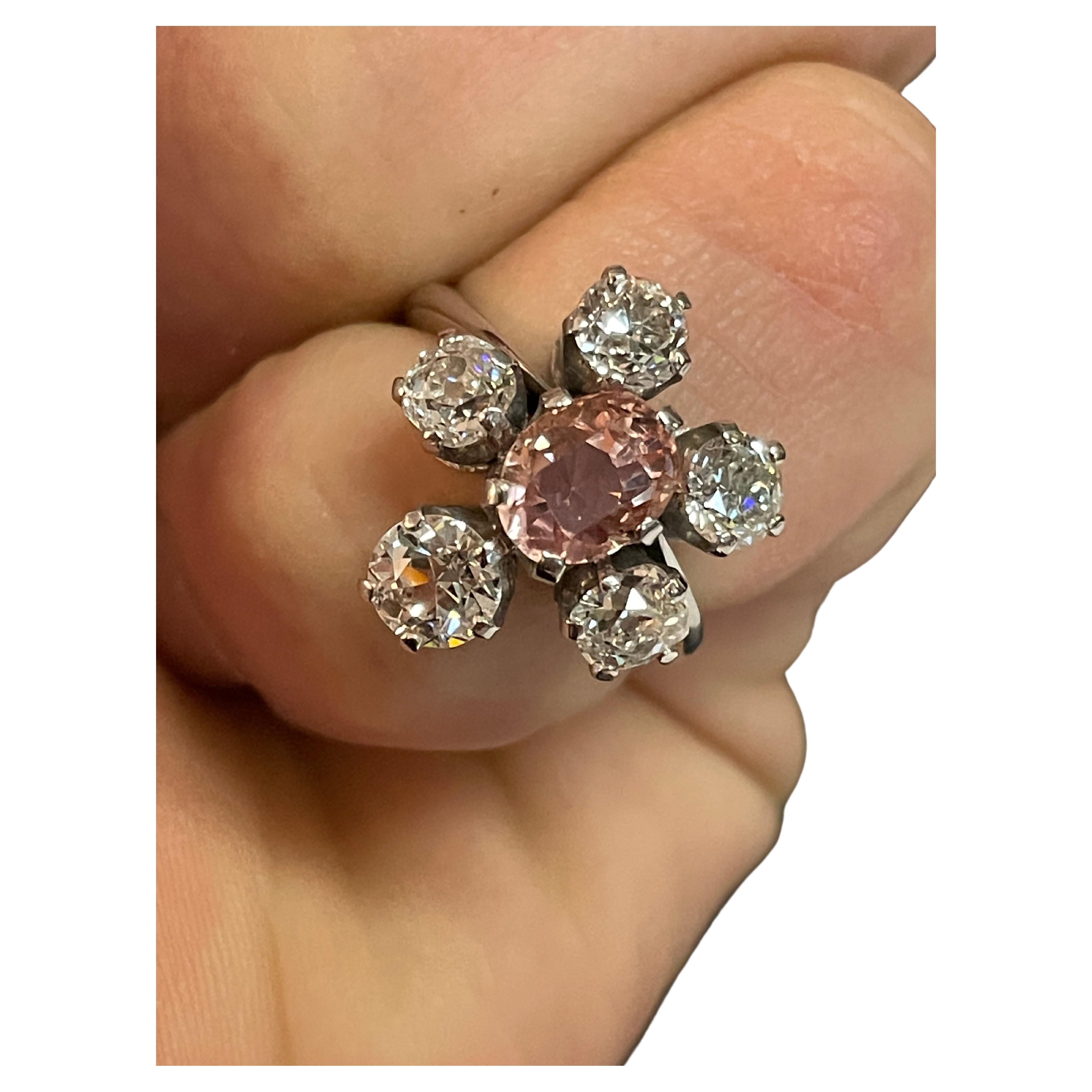 Grs 2.07 carat No Heat Orangy Pink Padparadscha Sapphire and diamonds Ring In Excellent Condition In Milano, IT