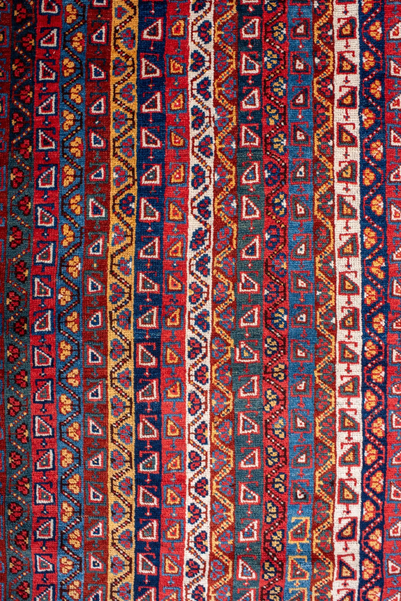 Antiker Nomadic-Perserteppich mit einzigartigem Stammesstreifen-Design (Handgeknüpft) im Angebot