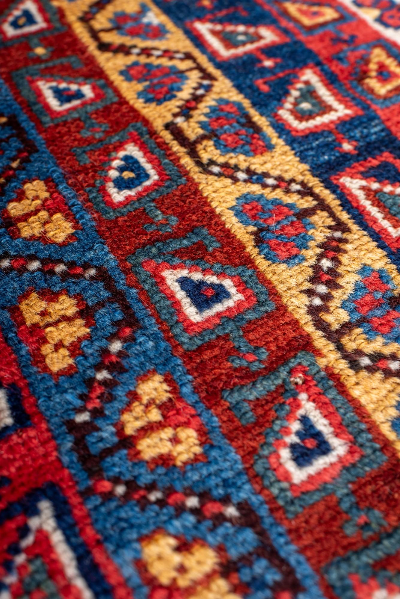Antiker Nomadic-Perserteppich mit einzigartigem Stammesstreifen-Design im Zustand „Gut“ im Angebot in New York, NY