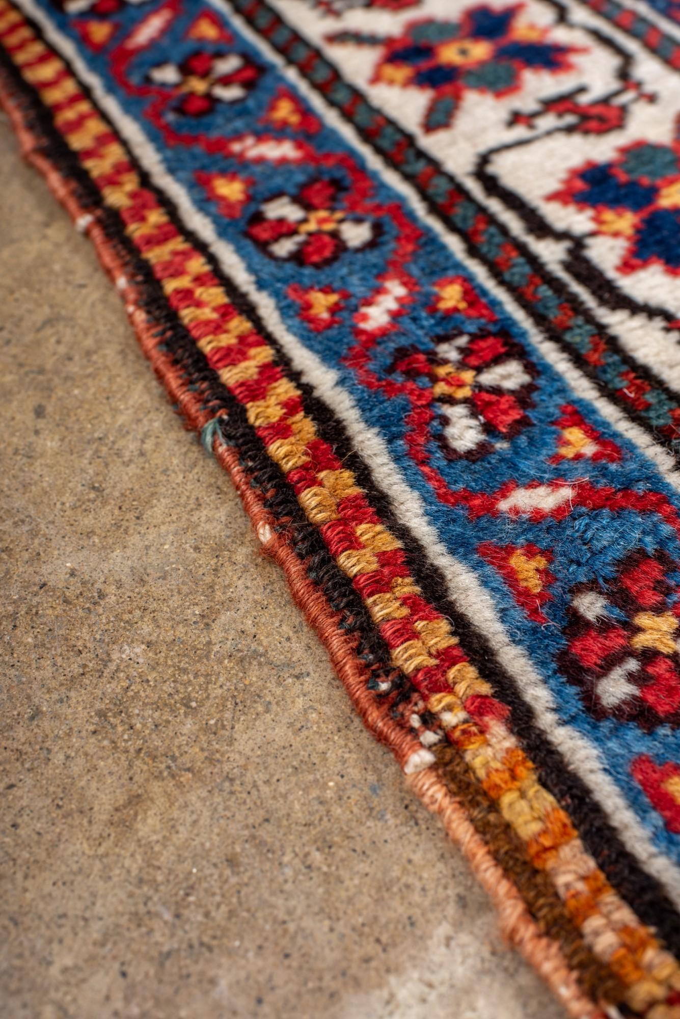 Antiker Nomadic-Perserteppich mit einzigartigem Stammesstreifen-Design (19. Jahrhundert) im Angebot