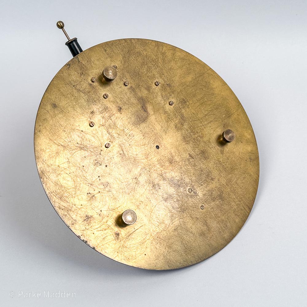 Rare cadran solaire à canon de midi par Abercrombie & Fitch circa 1910. Instrument de jardinage unique qui émet une petite charge de signal lorsque la loupe dirige le rayon de soleil concentré sur le trou de touche du canon. Superbe surface en