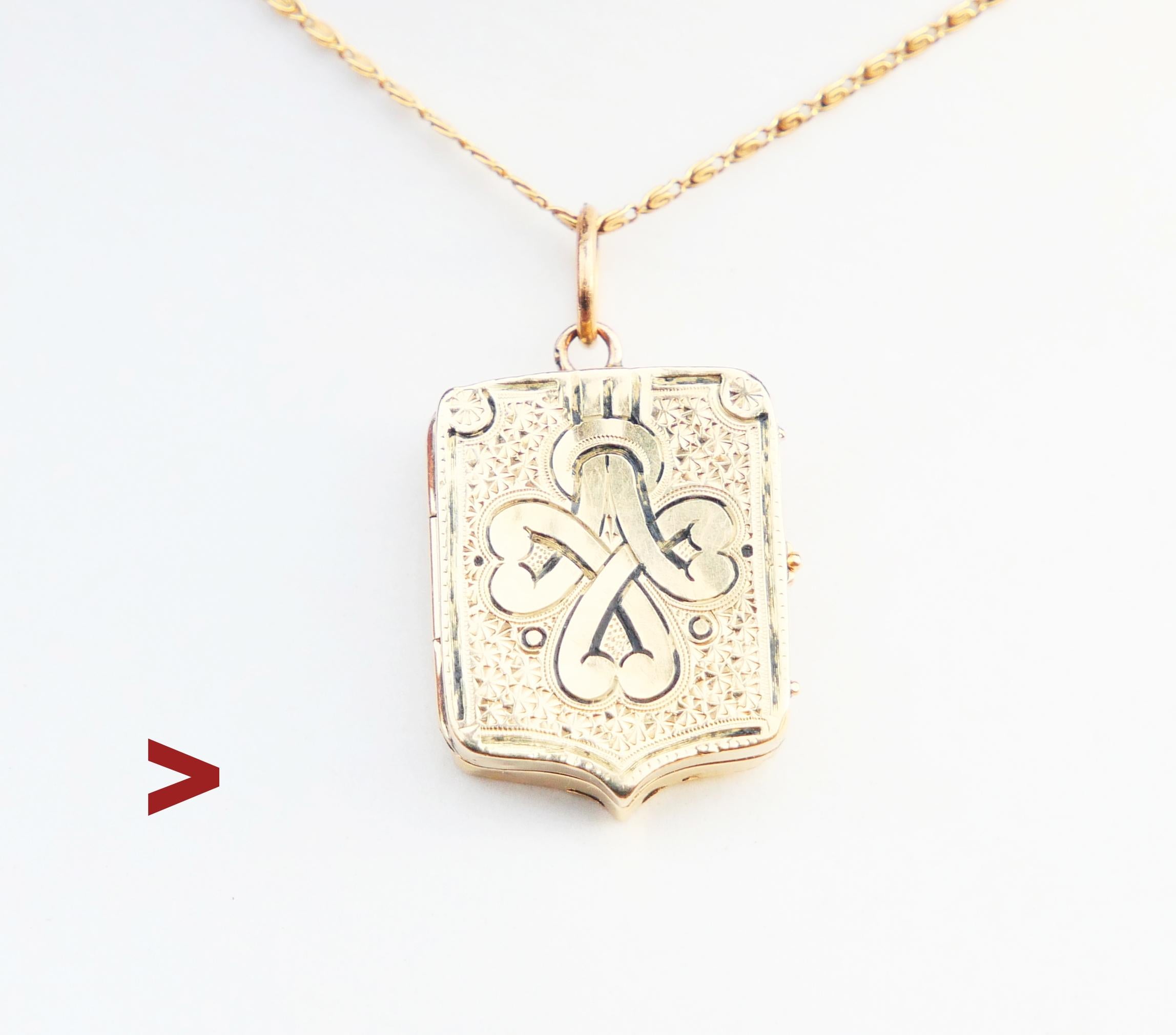 Pendentif / médaillon danois ancien en or jaune 18 carats. Ornement détaillé, martelé et gravé à la main, représentant un nœud d'éternité aux proportions miniatures sur la face avant. Traces d'émail noir. Les deux moitiés de l'appareil sont munies