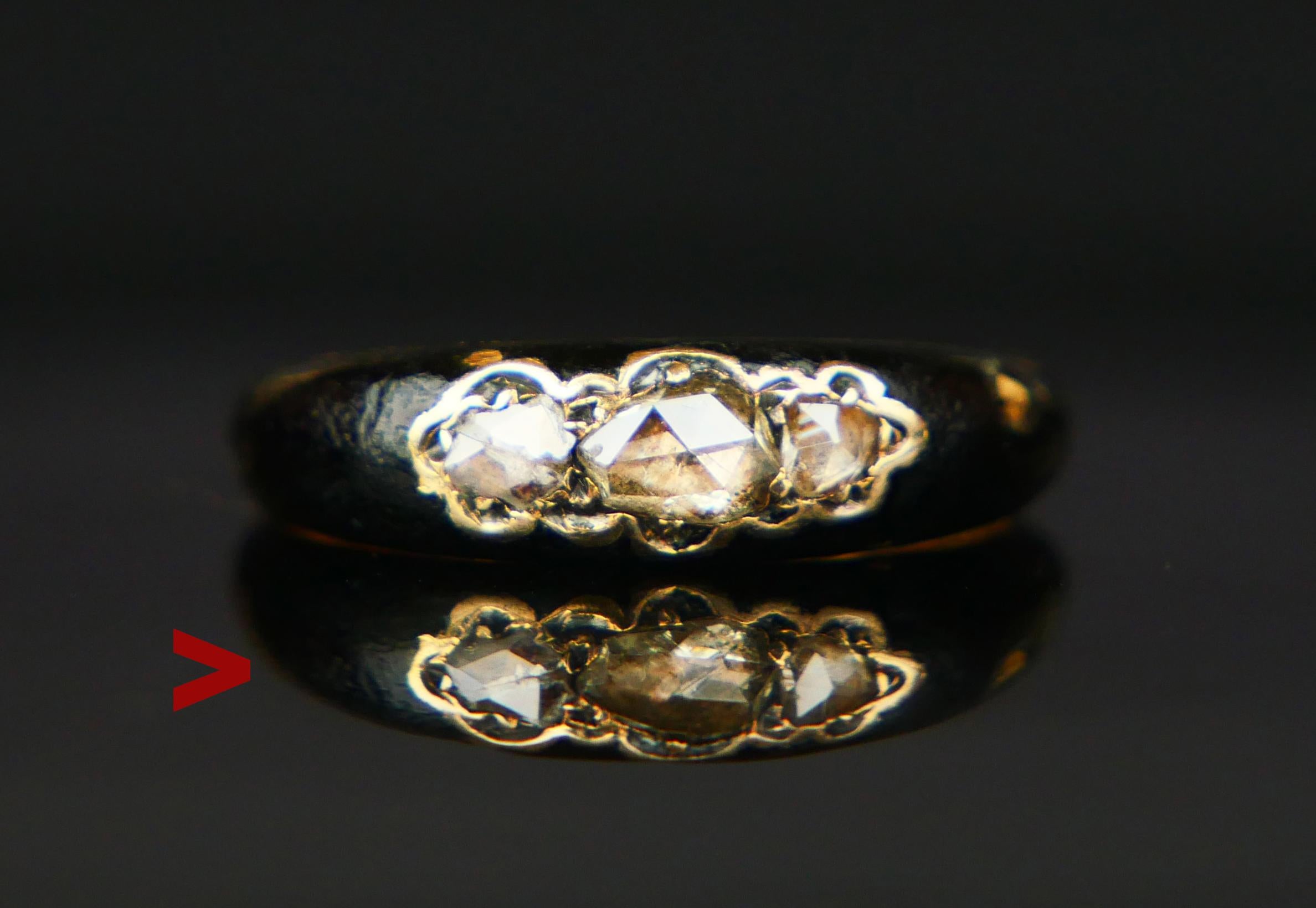 
Este Anillo se fabricó en Suecia hacia la segunda mitad del siglo XIX. Banda de oro amarillo macizo de 18 quilates, corona con una capa de esmalte negro que rodea tres diamantes talla rosa engastados.

El diamante más grande mide 4,6 mm x 3,2 mm /