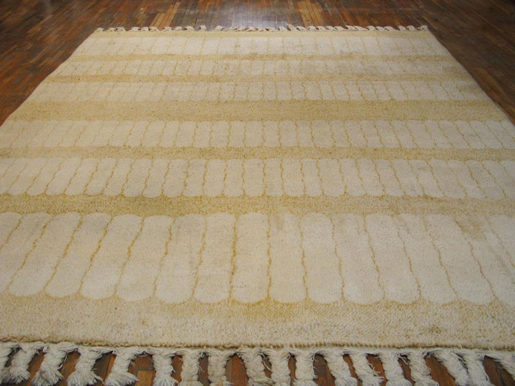 Marokkanischer minimalistischer Teppich aus der Mitte des 20. Jahrhunderts ( 12' x 15' – 366 x 458 cm) (Handgeknüpft) im Angebot