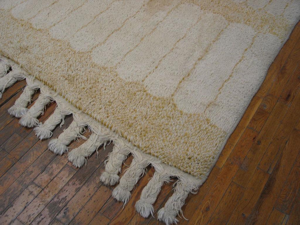 Mid 20th Century Moroccan Minimalist Carpet ( 12' x 15' - 366 x 458 cm ) In Good Condition For Sale In New York, NY