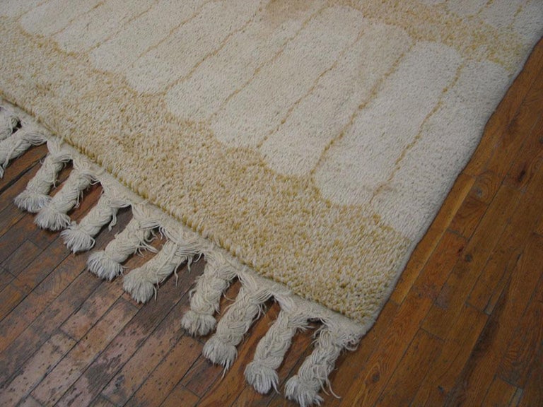 Mid 20th Century Moroccan Minimalist Carpet In Good Condition For Sale In New York, NY