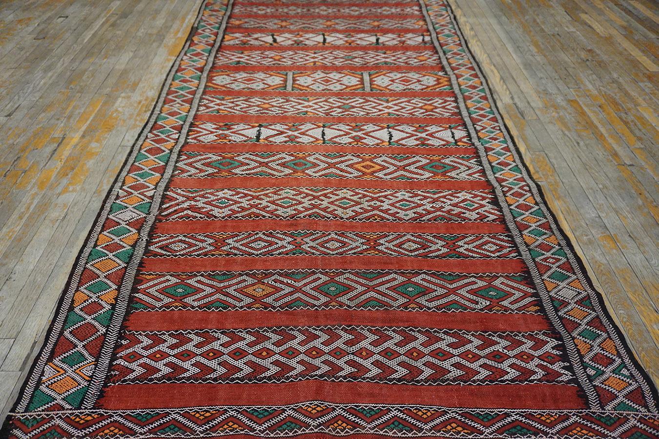Marokkanischer Flachgewebeteppich aus der Mitte des 20. Jahrhunderts (152 x 312 cm)