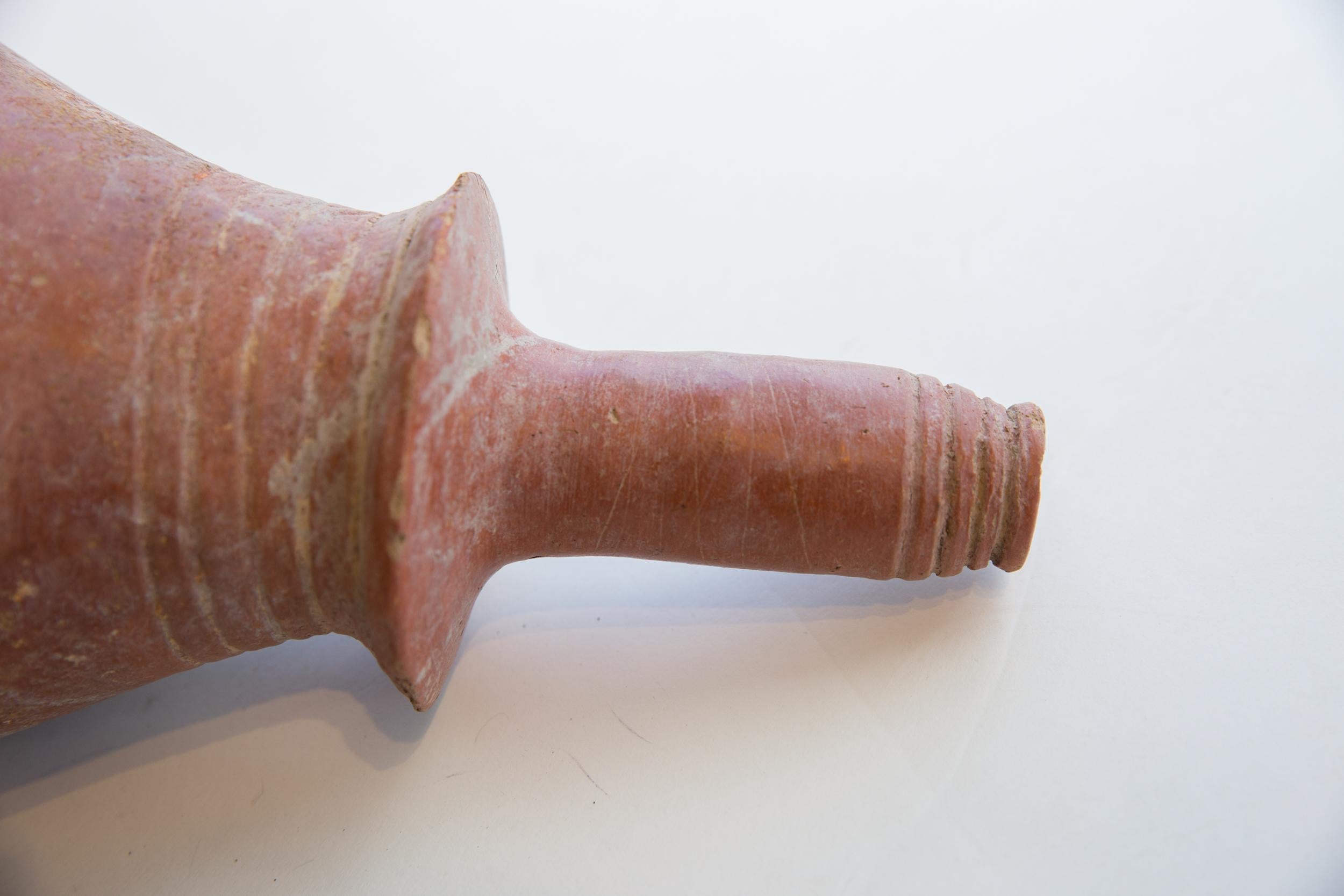 Antike handgefertigte Vase aus afrikanischer roter Schlickerware. CIRCA 300-600 n. Chr. (AD), dieses schöne handgefertigte Stück rote Schlickerware Keramik wurde in Nordafrika handgefertigt. Dieses Stück ist ein einzigartiges Sammlerstück, das mit