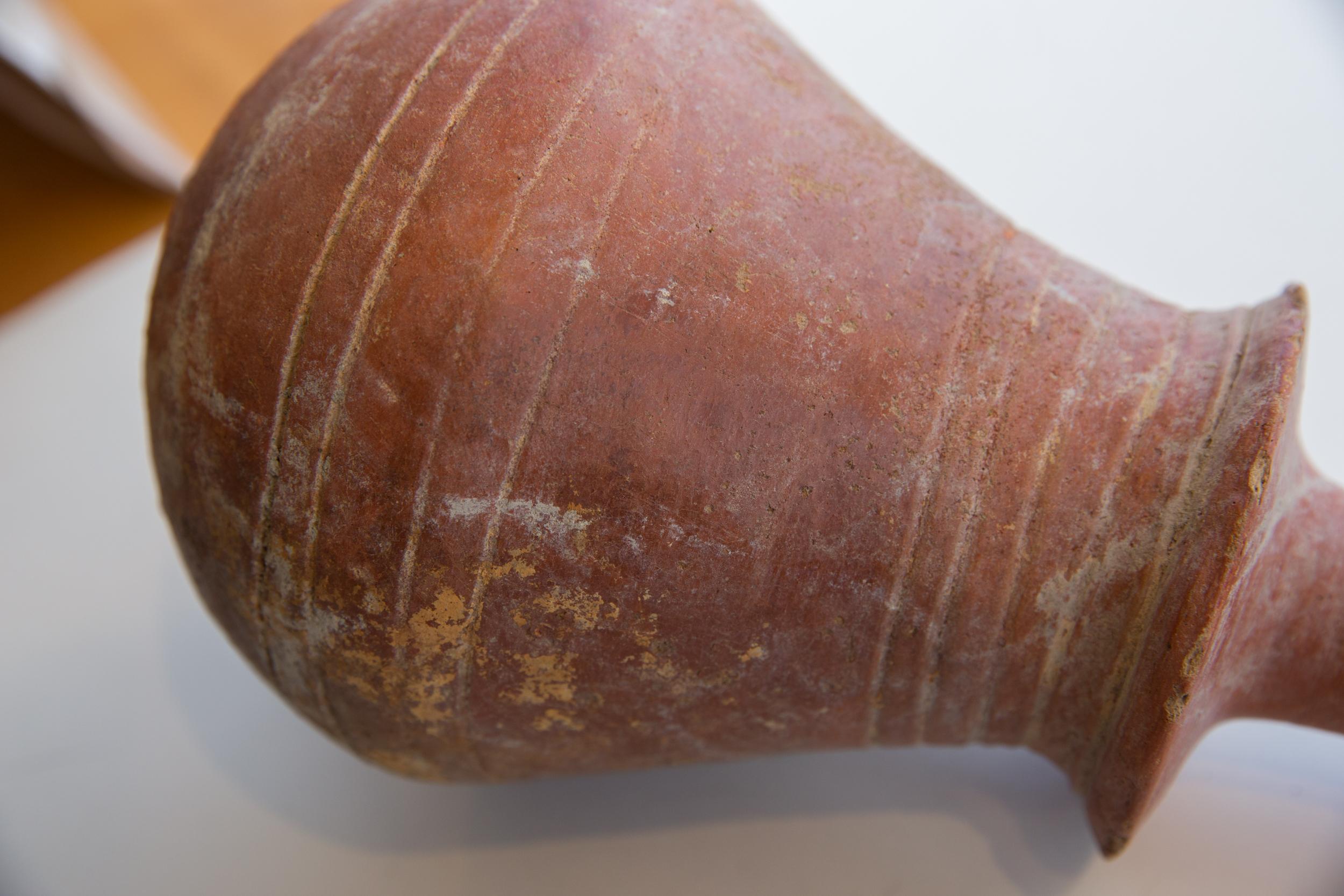 Romano classico Antico vaso nordafricano in ceramica rossa in vendita