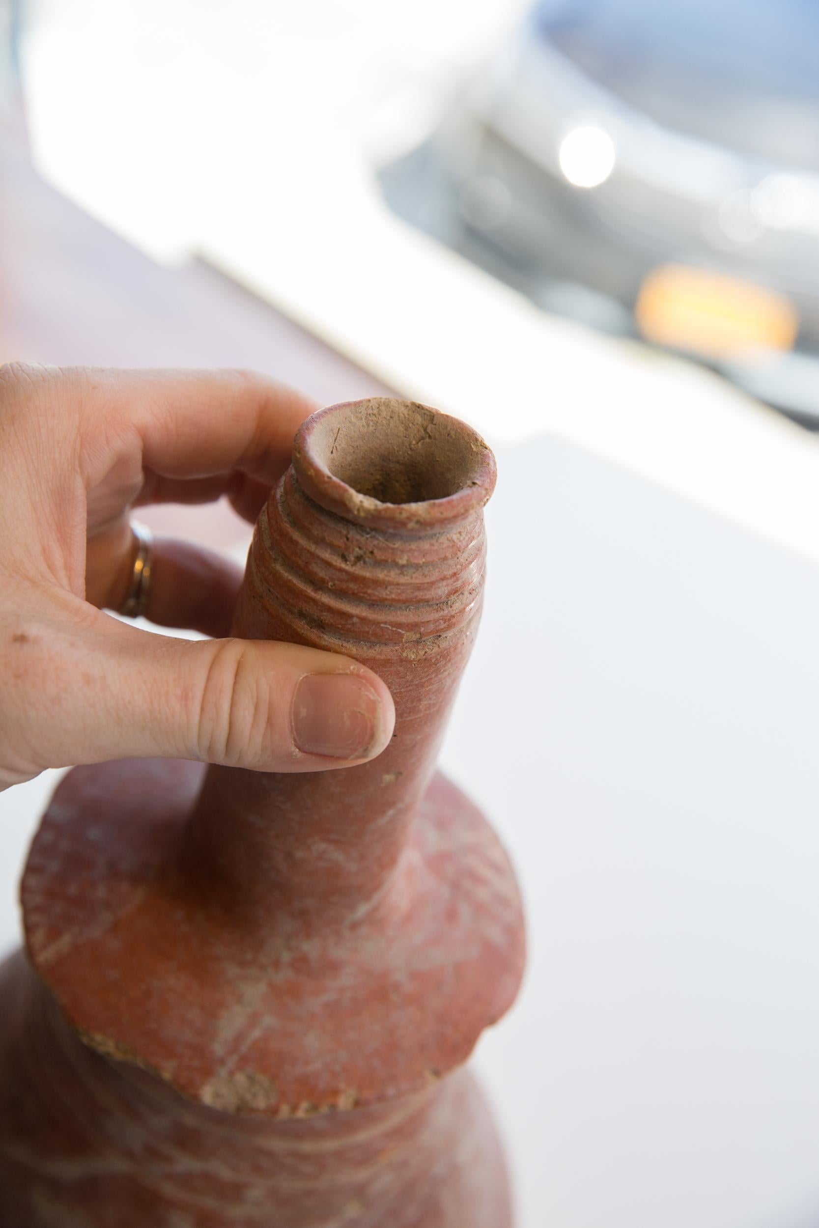 Fino al XVIII secolo Antico vaso nordafricano in ceramica rossa in vendita