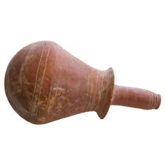Vase d'antiquités en barbotine rouge nord-africaine