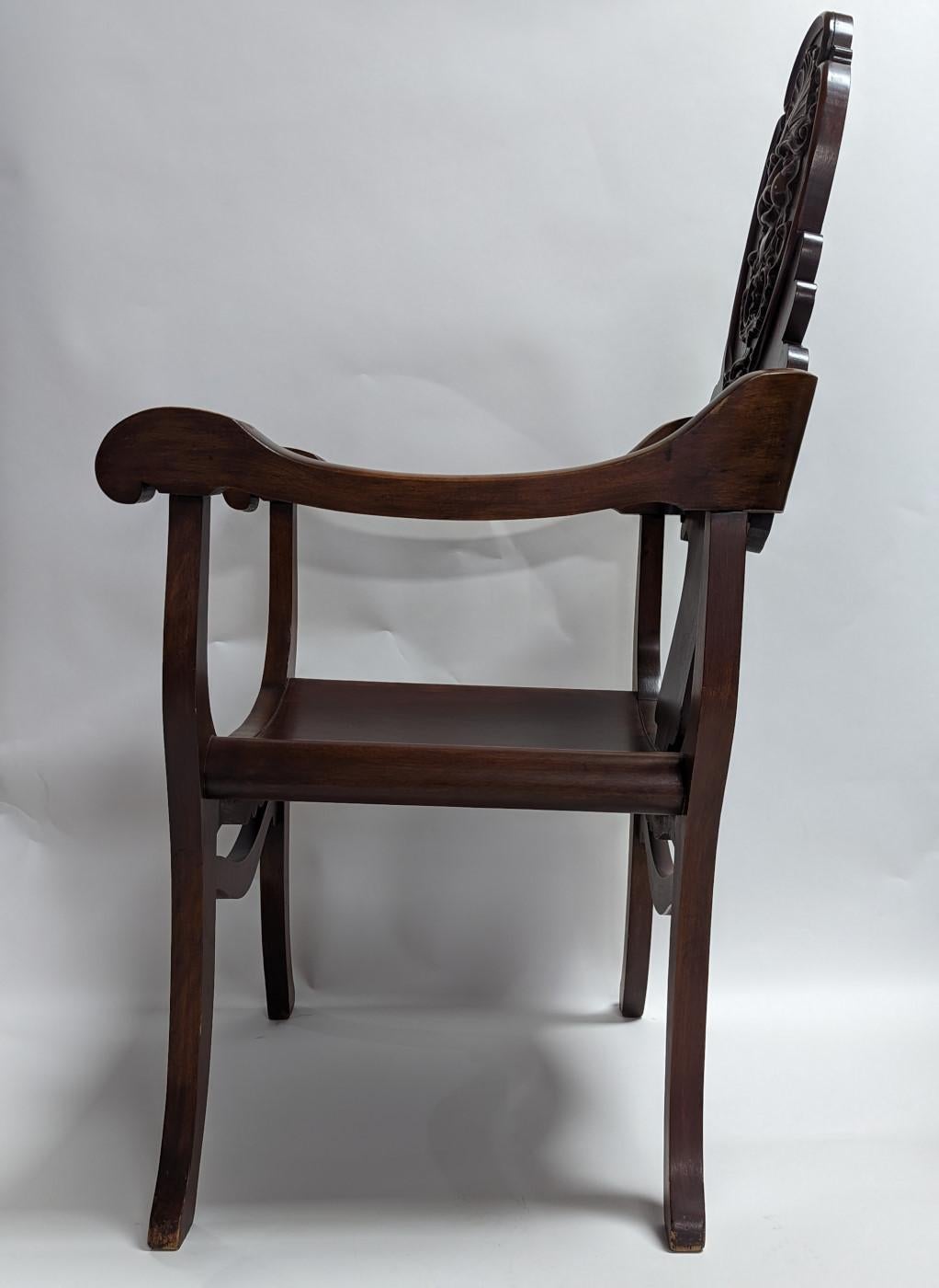 Was für ein wunderschöner, cooler Stuhl, CIRCA 1890, antiker Stuhl, Mahagoni, Stuhlrücken hat ein Nordwindgesicht, geschwungener Sitz, geschnitzte Arme, vordere und hintere Strecker an jedem Bein. Sehr guter Zustand, sehr robust, geringe