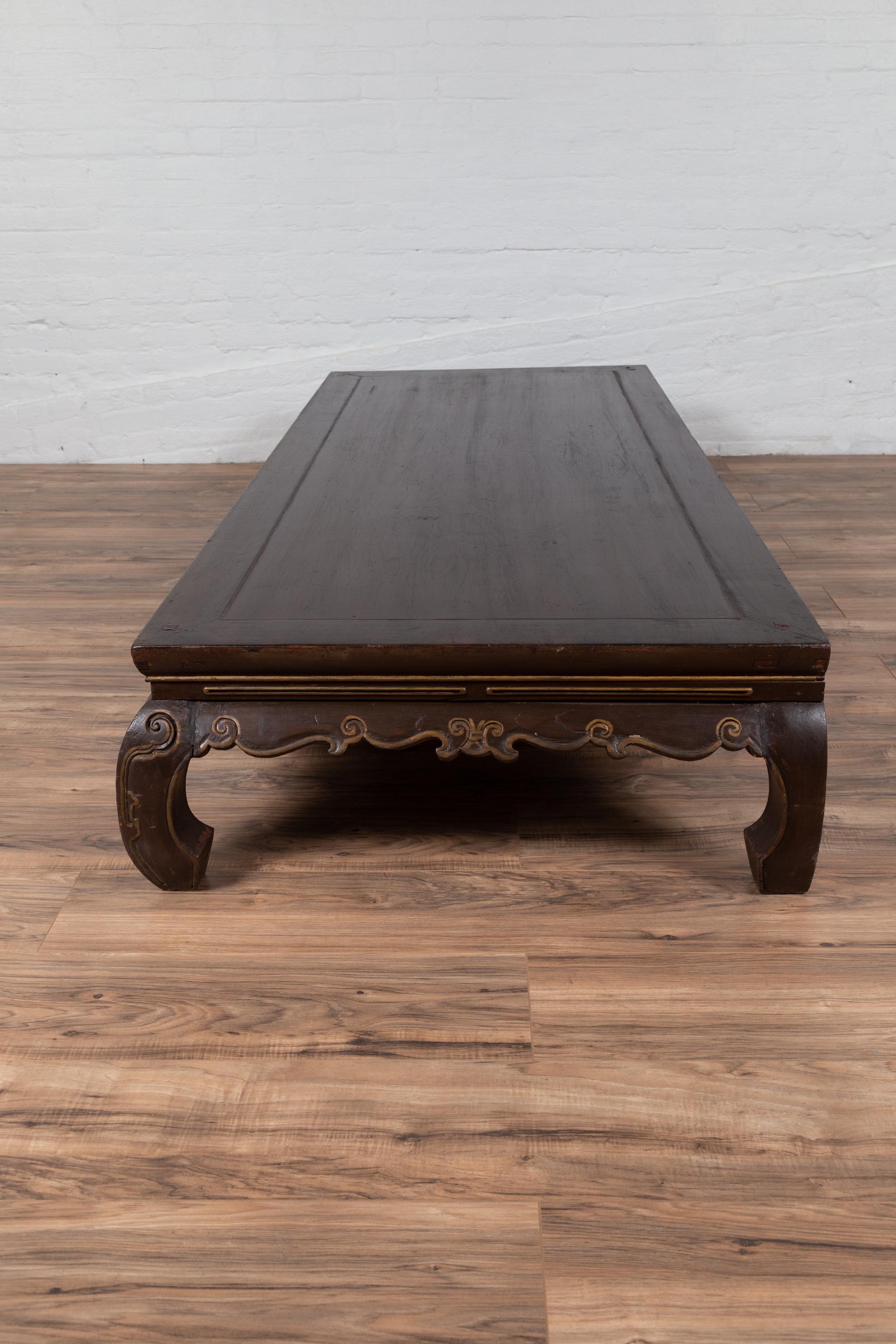 Antique Northern Chinese Kang Opium Bed with Chow Legs and Hand Carved Frieze For Sale 1