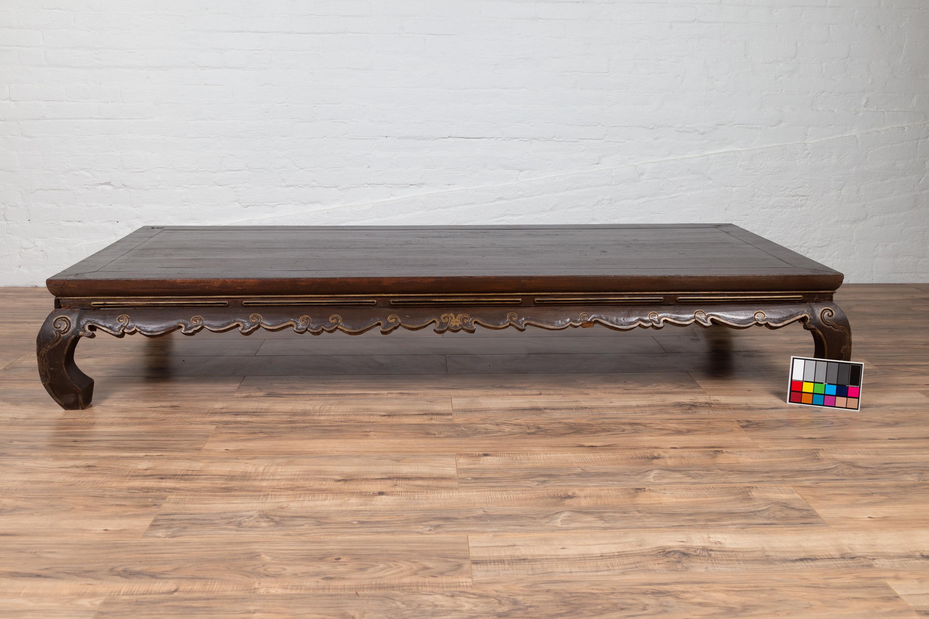 Table basse de lit antique Kang Opium avec pieds en forme de vaches et frise sculptée à la main en vente 2