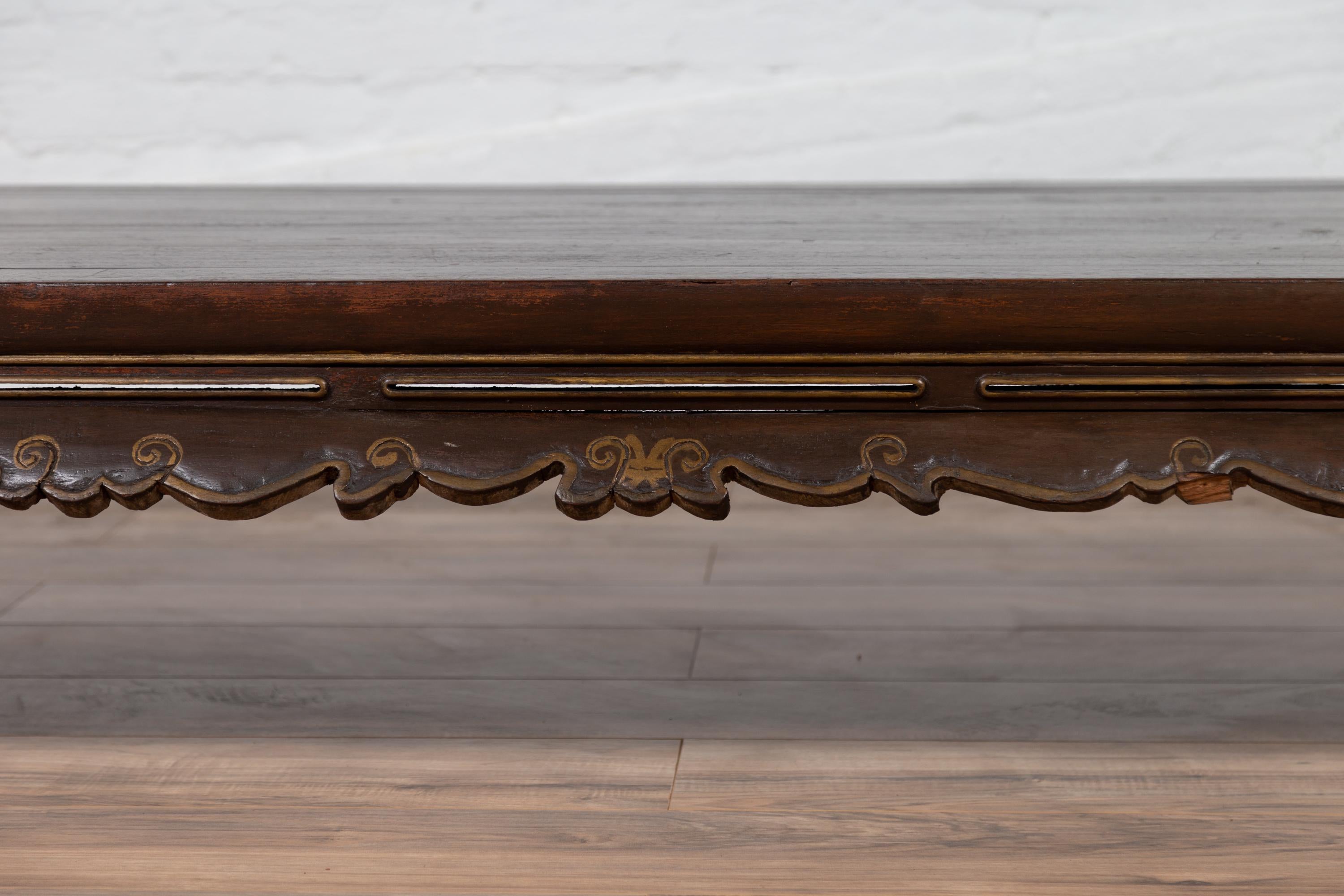 Chinois Table basse de lit antique Kang Opium avec pieds en forme de vaches et frise sculptée à la main en vente