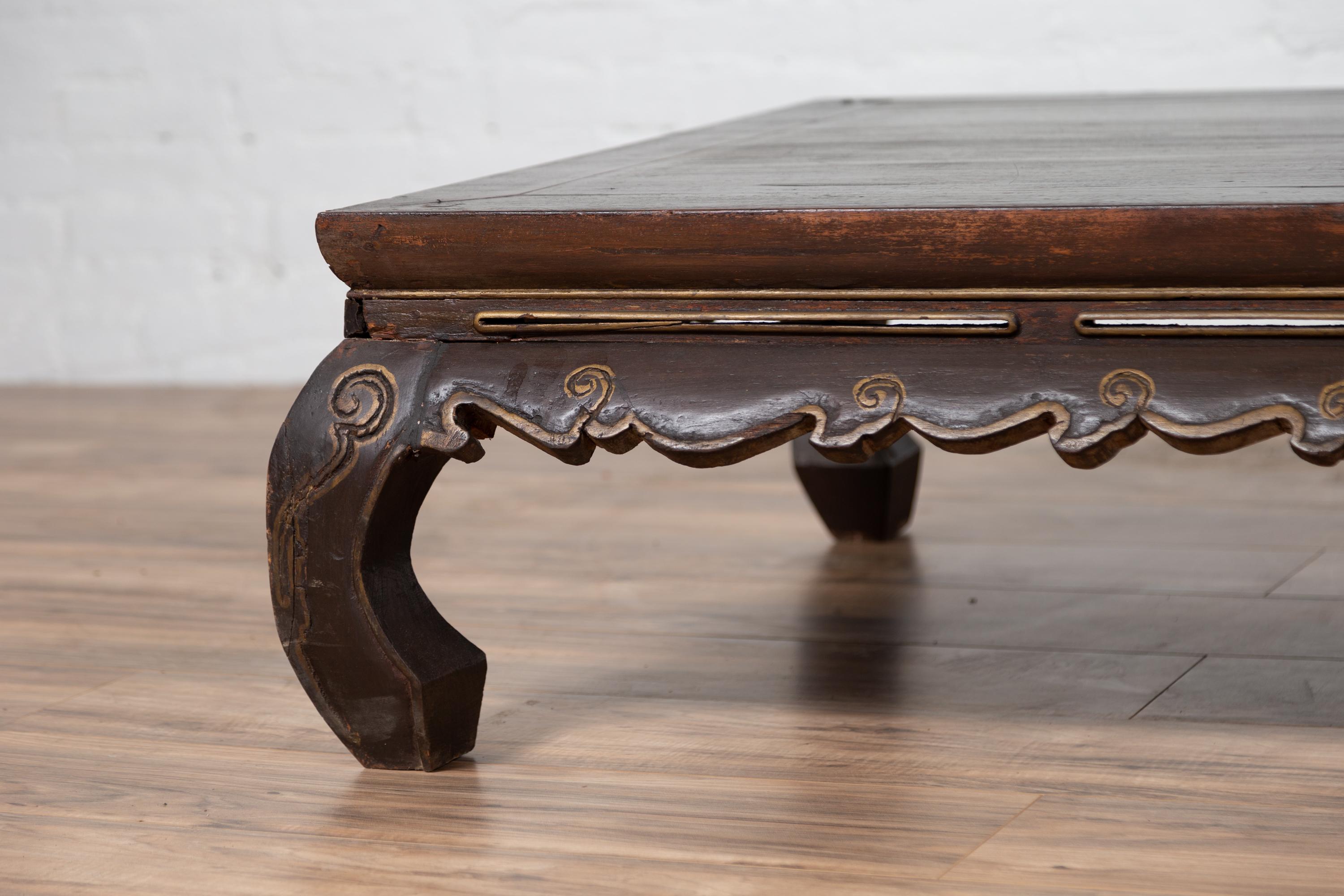 Sculpté à la main Table basse de lit antique Kang Opium avec pieds en forme de vaches et frise sculptée à la main en vente