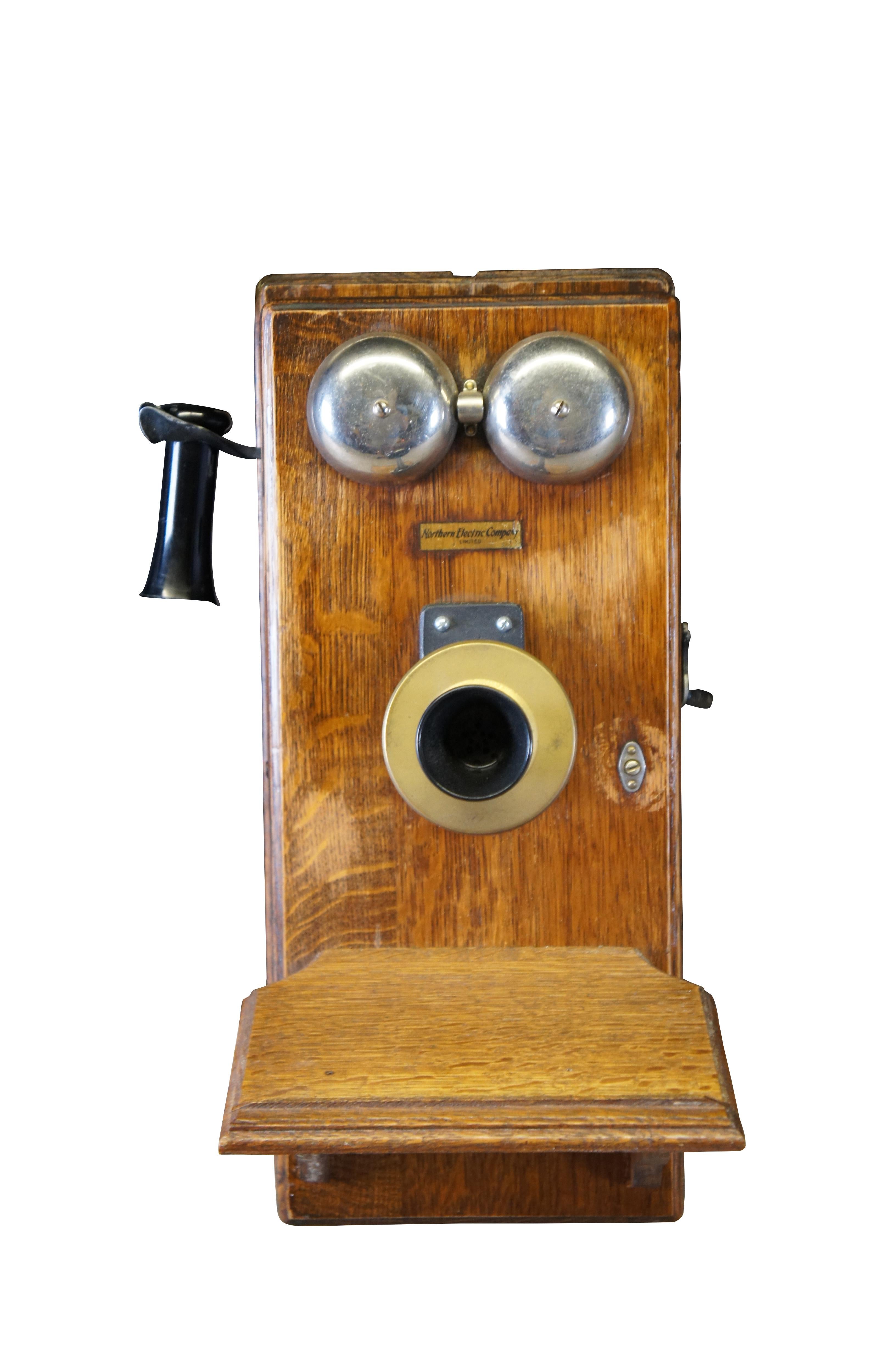 Antiguo teléfono de pared de manivela manual de roble aserrado Northern Electric Company con saliente inclinado para escribir.

Northern Telecom, como se la conoce hoy, celebró su centenario en 1995. Desde sus modestos comienzos a finales del siglo