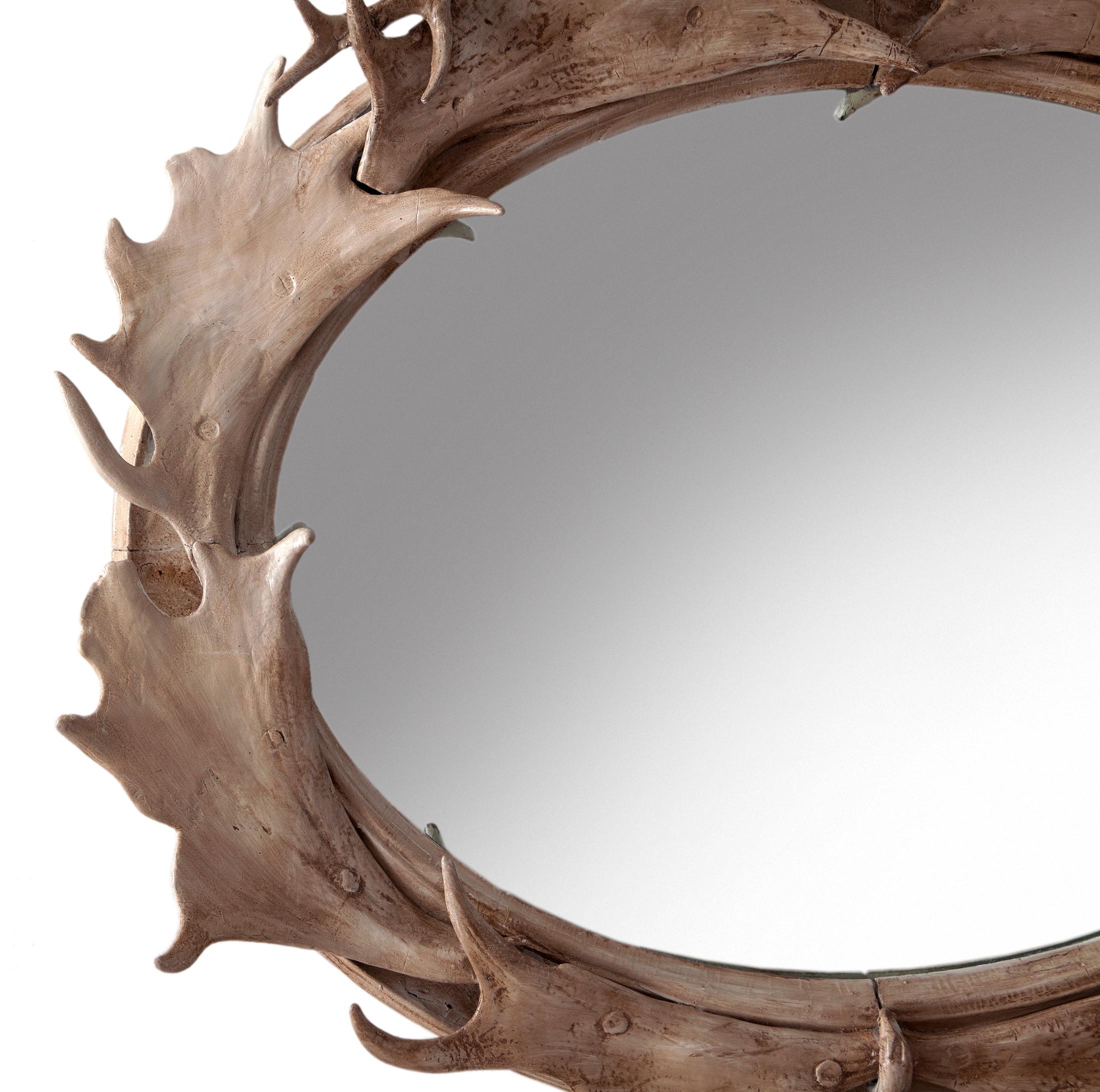 Antique Black Forest antler mirror created in Germany during the late 19thC.
The oval hardwood frame is richly decorated with antlers from the deer & fallow. 
A splendid a & rare creation.
The frame is in very good condition. Restored in oyster