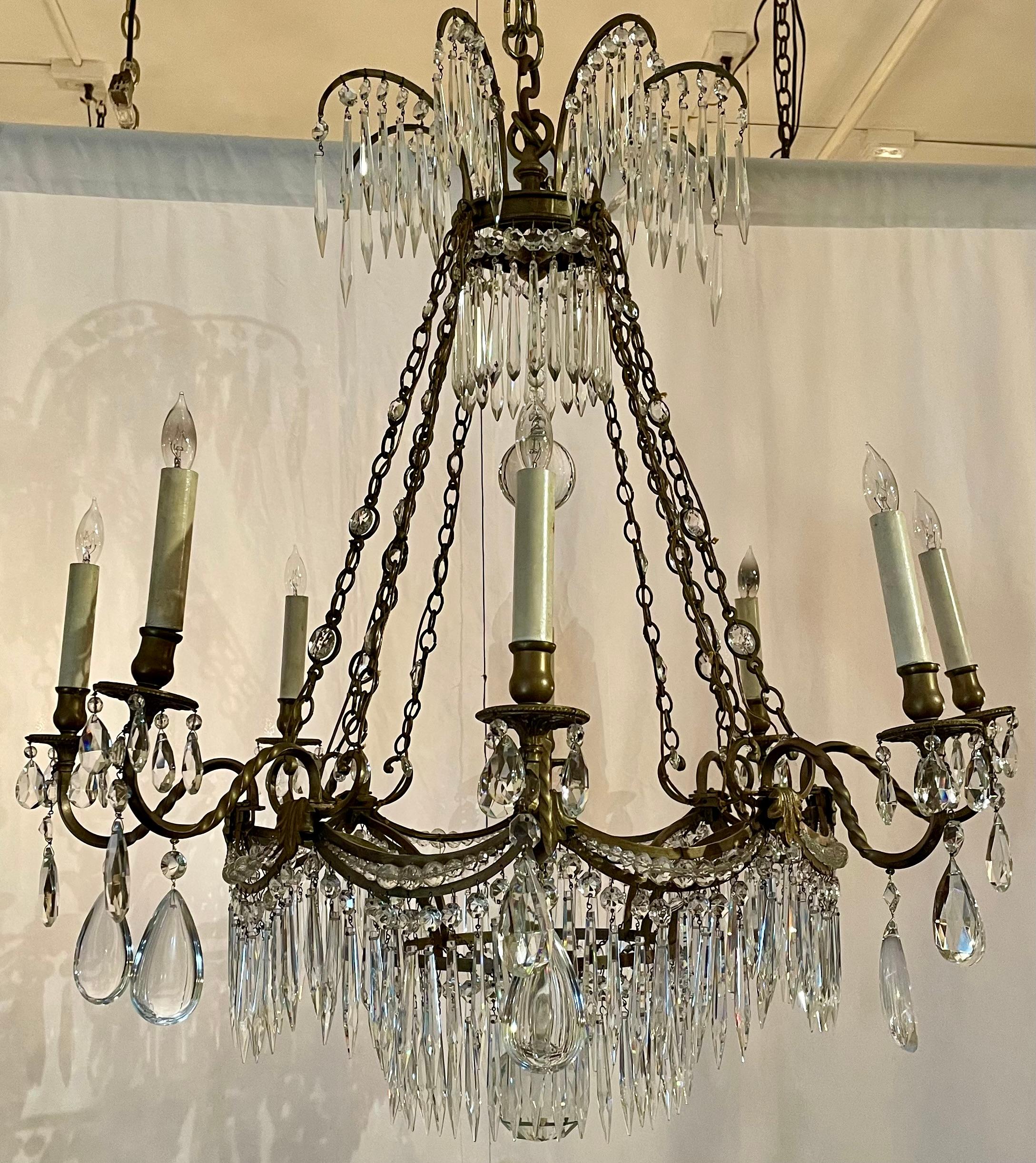 Europeo Antico lampadario in cristallo tagliato e bronzo del Nord Europa, 1910-1920 circa. in vendita