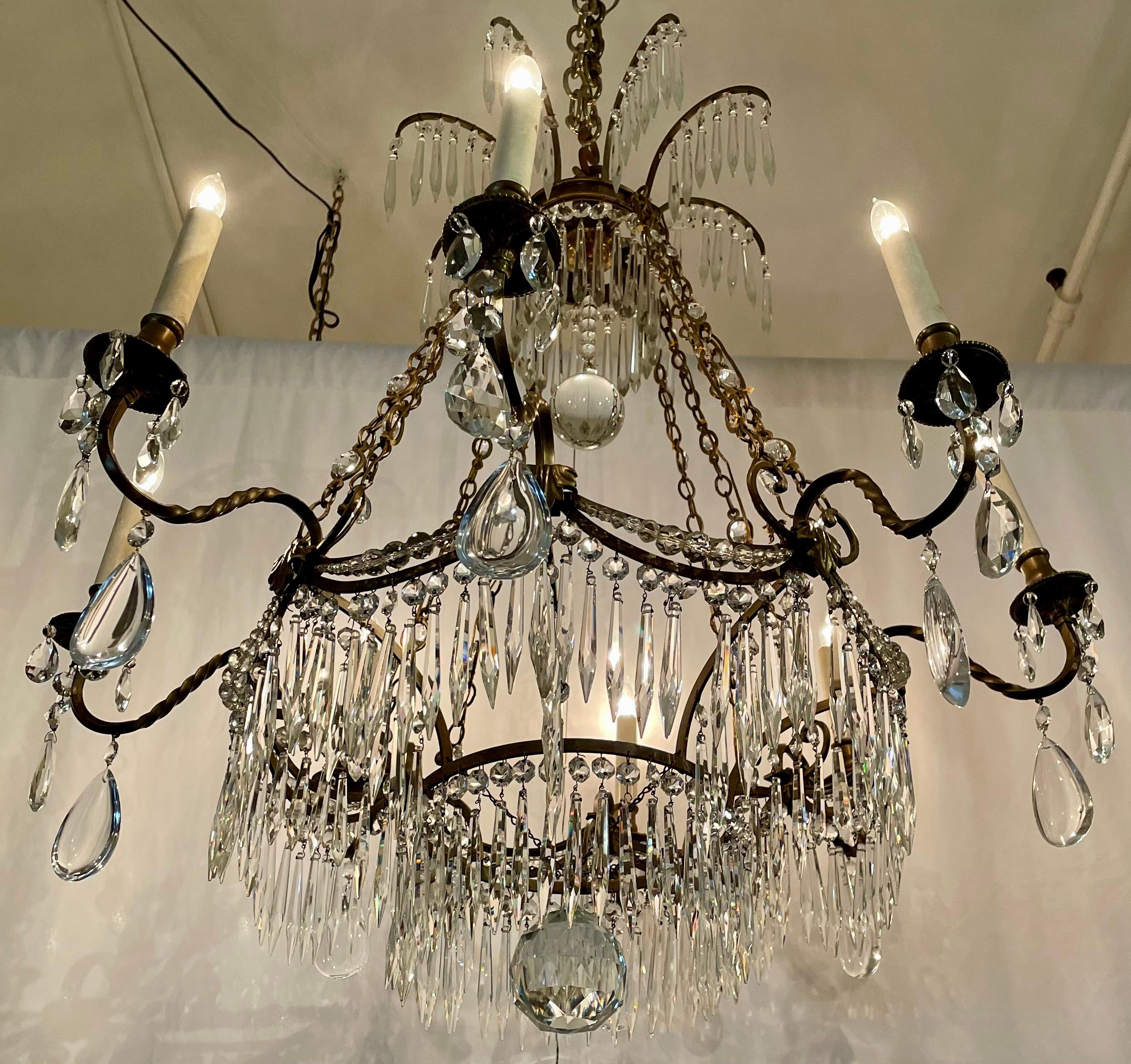 Antico lampadario in cristallo tagliato e bronzo del Nord Europa, 1910-1920 circa. In condizioni buone in vendita a New Orleans, LA