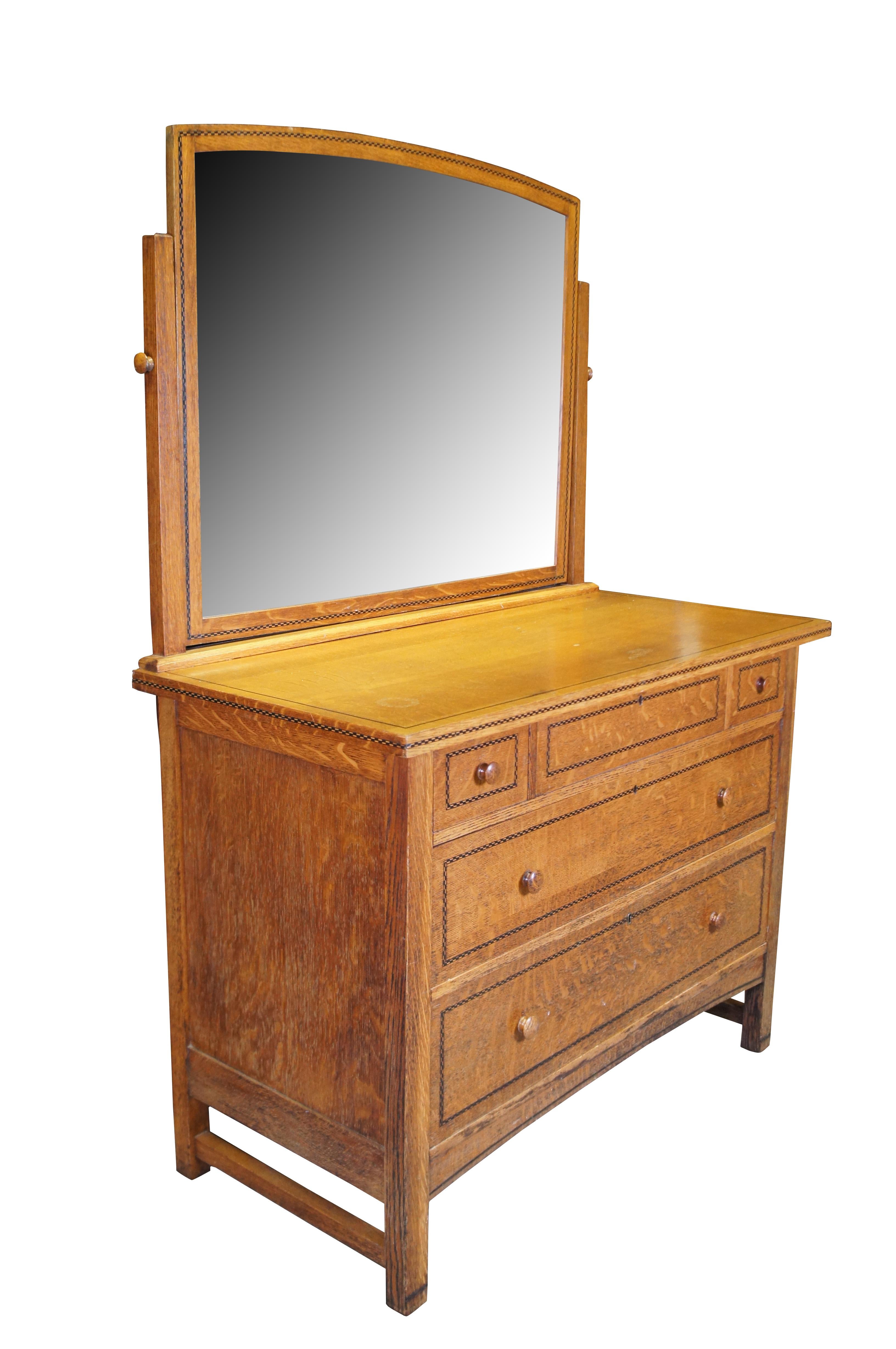 Antiguo tocador / baúl de la época victoriana de la Northern Furniture Company.  De roble aserrado, con un espejo de tocador en forma de cúpula sobre cinco cajones, todo ello con incrustaciones de un diseño de damero de parqués. Ideal para usar en