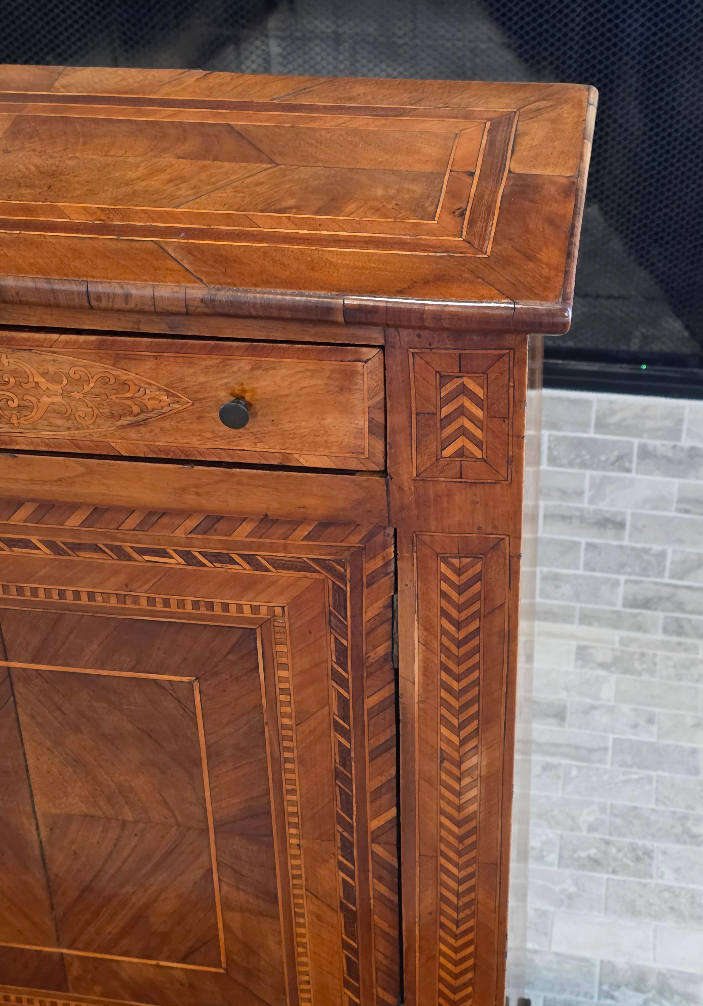 Antico mobile barocco italiano settentrionale in legno di noce intarsiato con inginocchiatoio per pregare in vendita 2