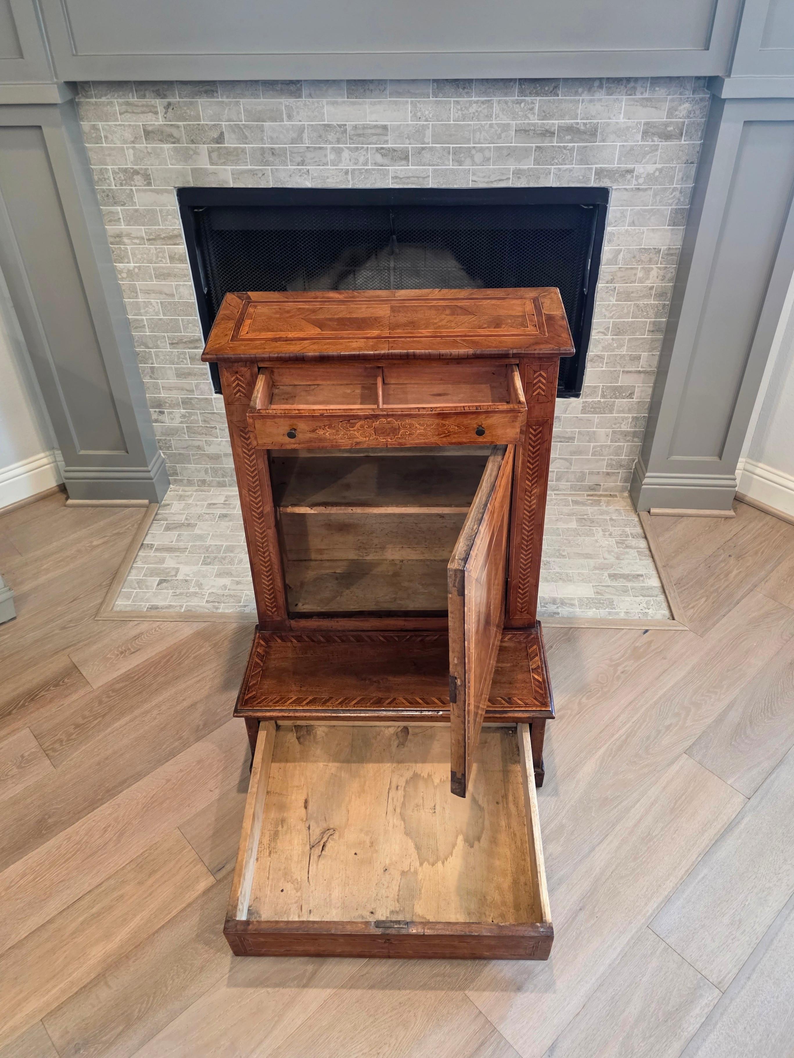 Antico mobile barocco italiano settentrionale in legno di noce intarsiato con inginocchiatoio per pregare in vendita 3