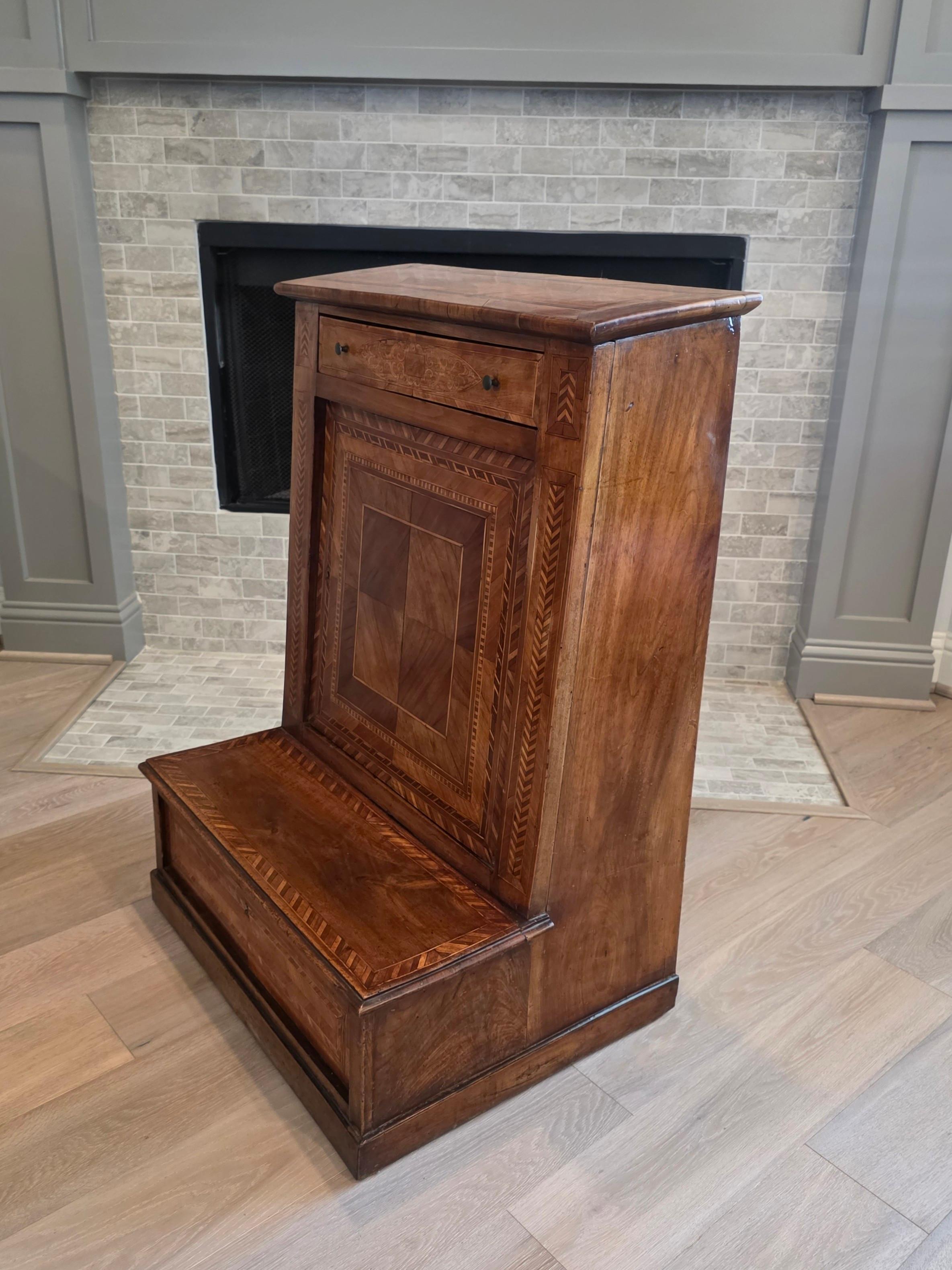 Antico mobile barocco italiano settentrionale in legno di noce intarsiato con inginocchiatoio per pregare in vendita 4