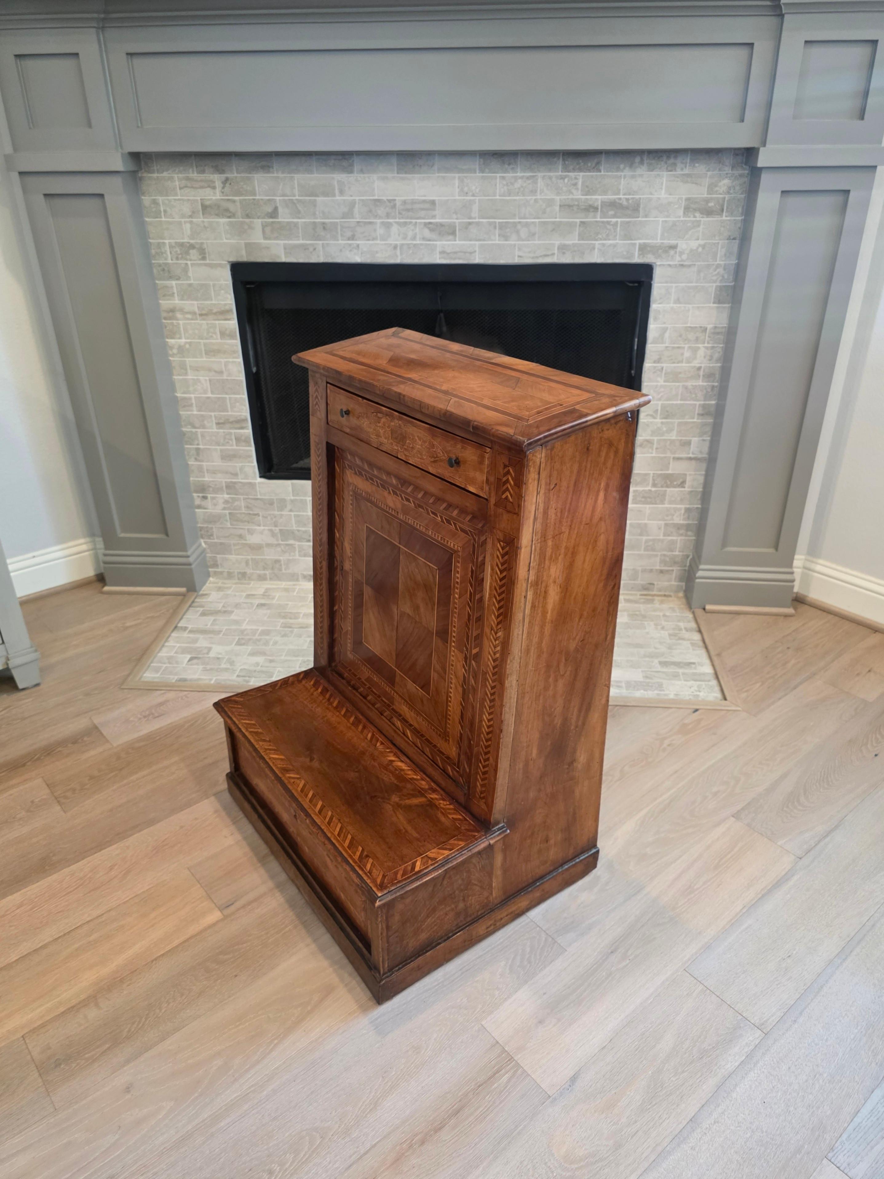 Antico mobile barocco italiano settentrionale in legno di noce intarsiato con inginocchiatoio per pregare in vendita 5