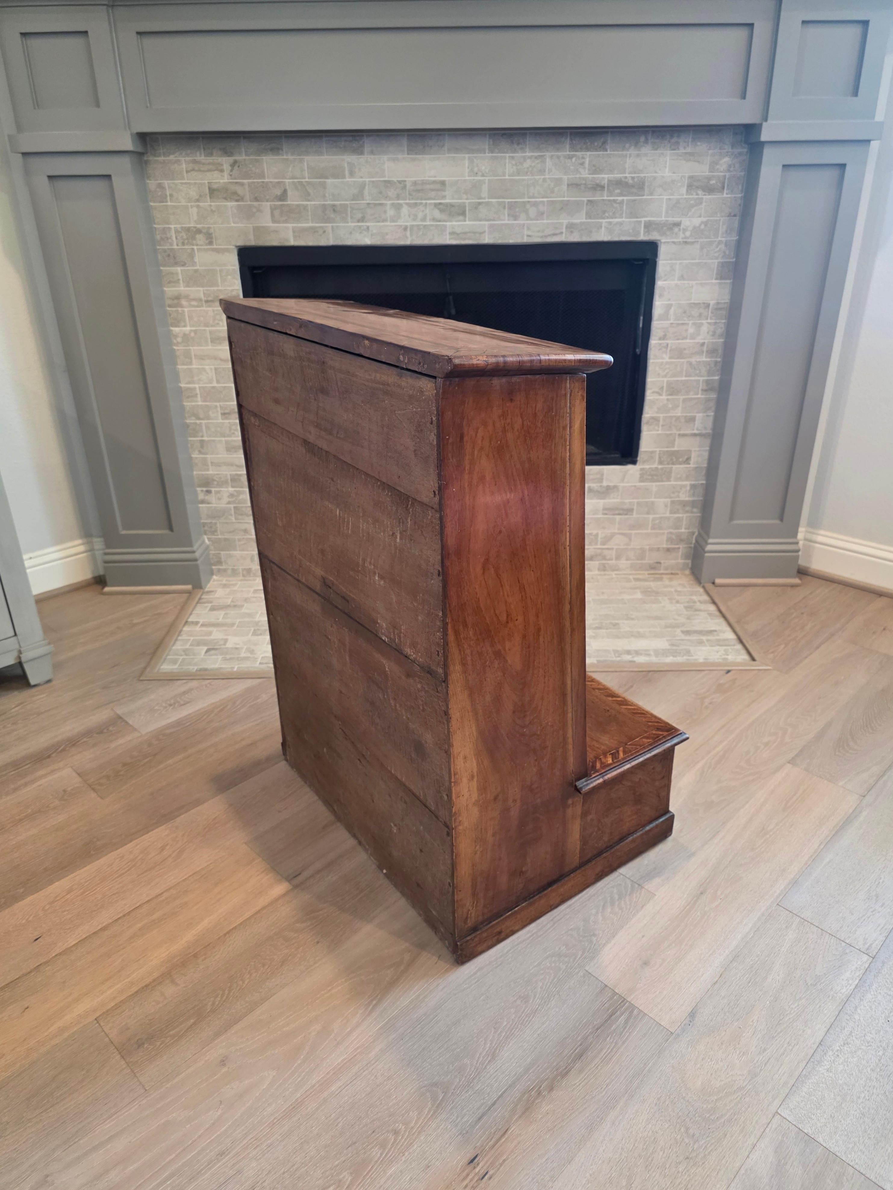 Antico mobile barocco italiano settentrionale in legno di noce intarsiato con inginocchiatoio per pregare in vendita 6