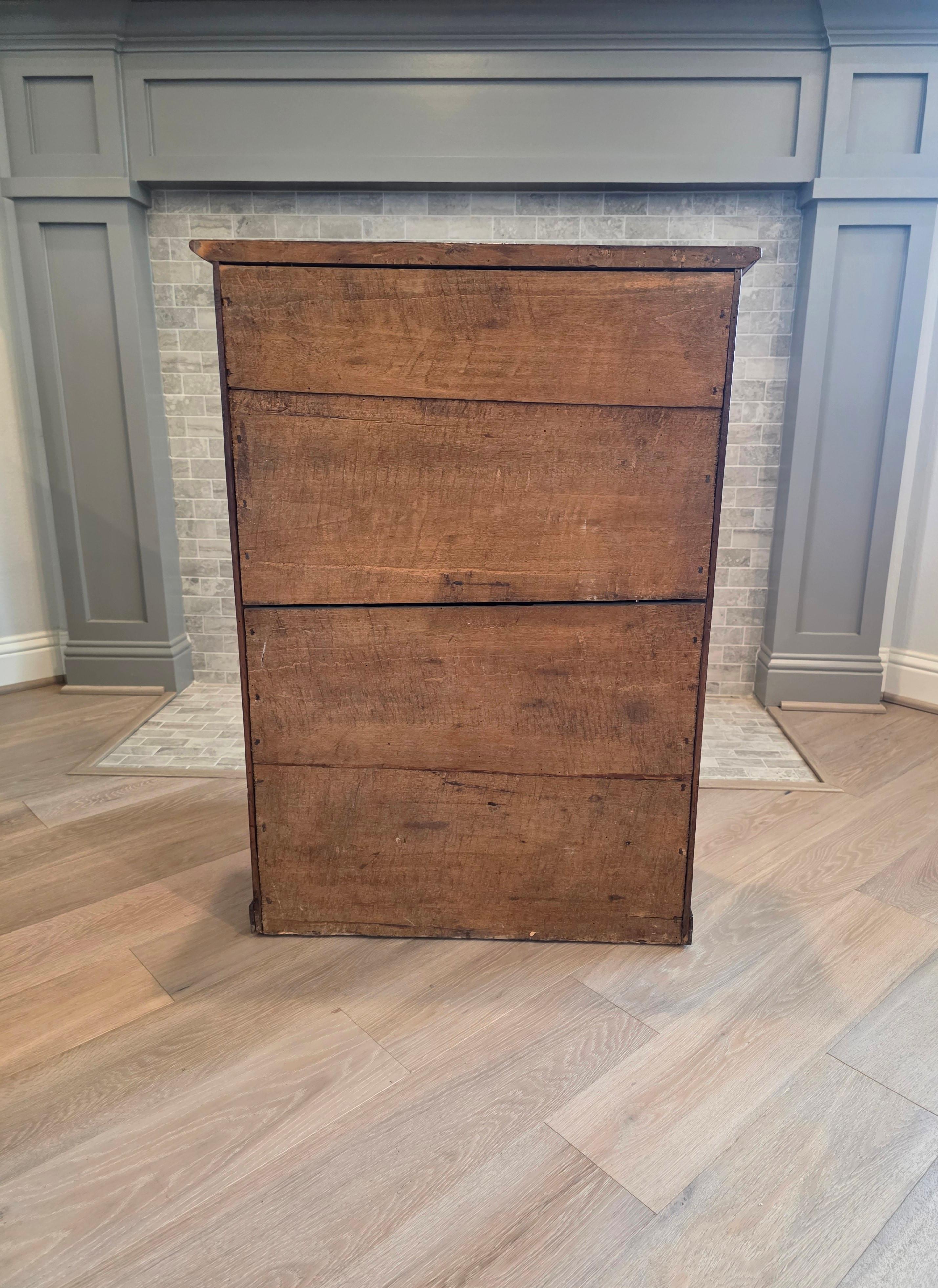 Antico mobile barocco italiano settentrionale in legno di noce intarsiato con inginocchiatoio per pregare in vendita 7