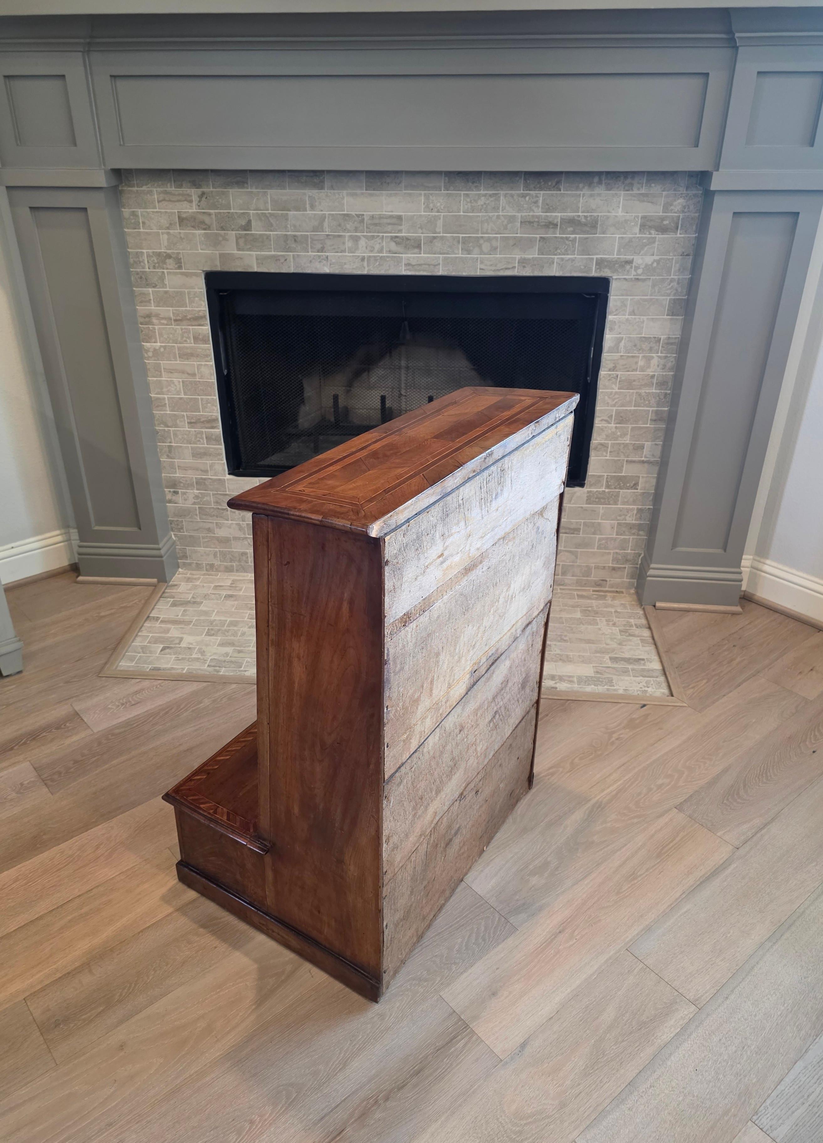 Antico mobile barocco italiano settentrionale in legno di noce intarsiato con inginocchiatoio per pregare in vendita 8