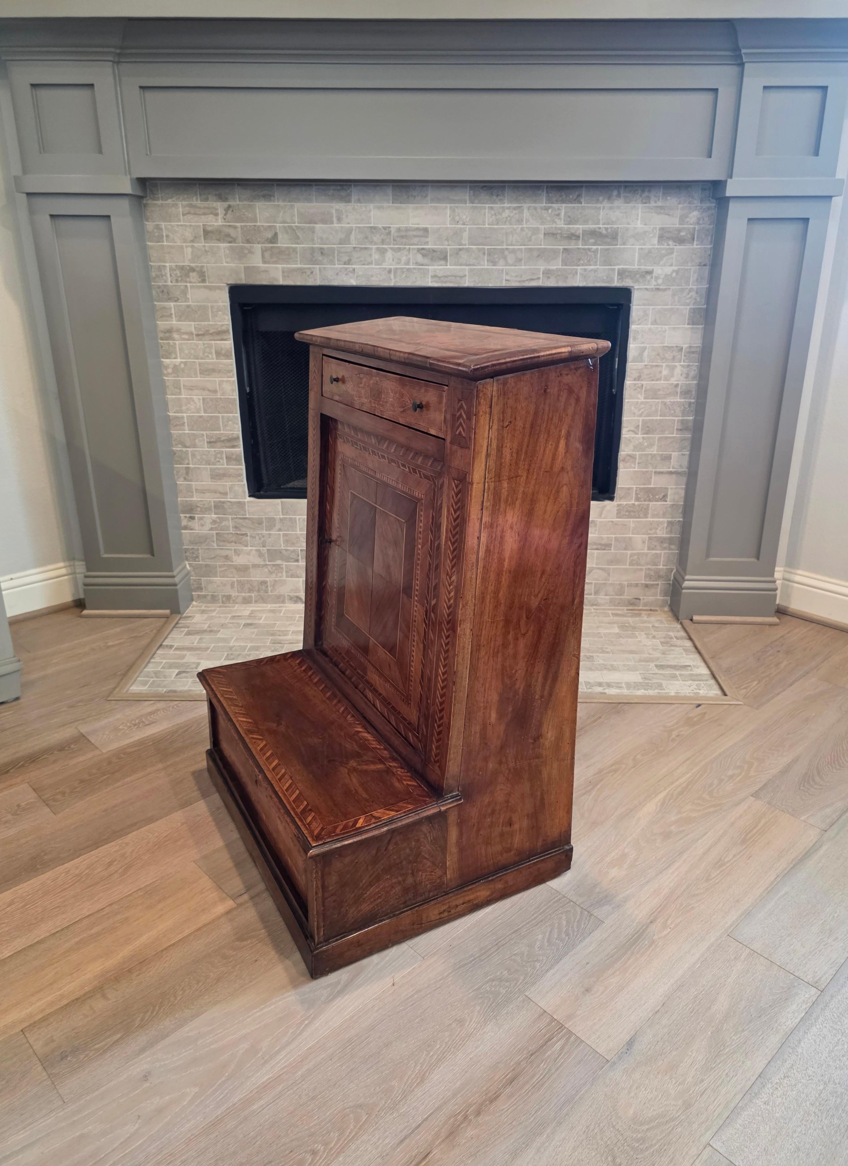 Antico mobile barocco italiano settentrionale in legno di noce intarsiato con inginocchiatoio per pregare in vendita 9