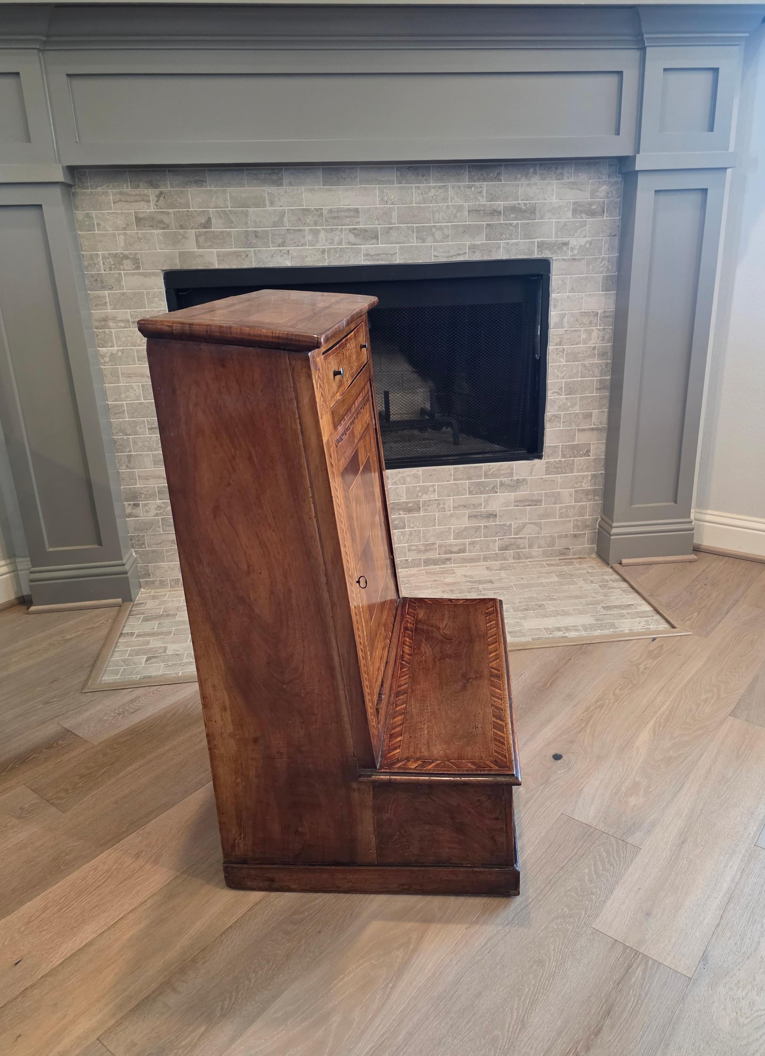 Antico mobile barocco italiano settentrionale in legno di noce intarsiato con inginocchiatoio per pregare in vendita 10