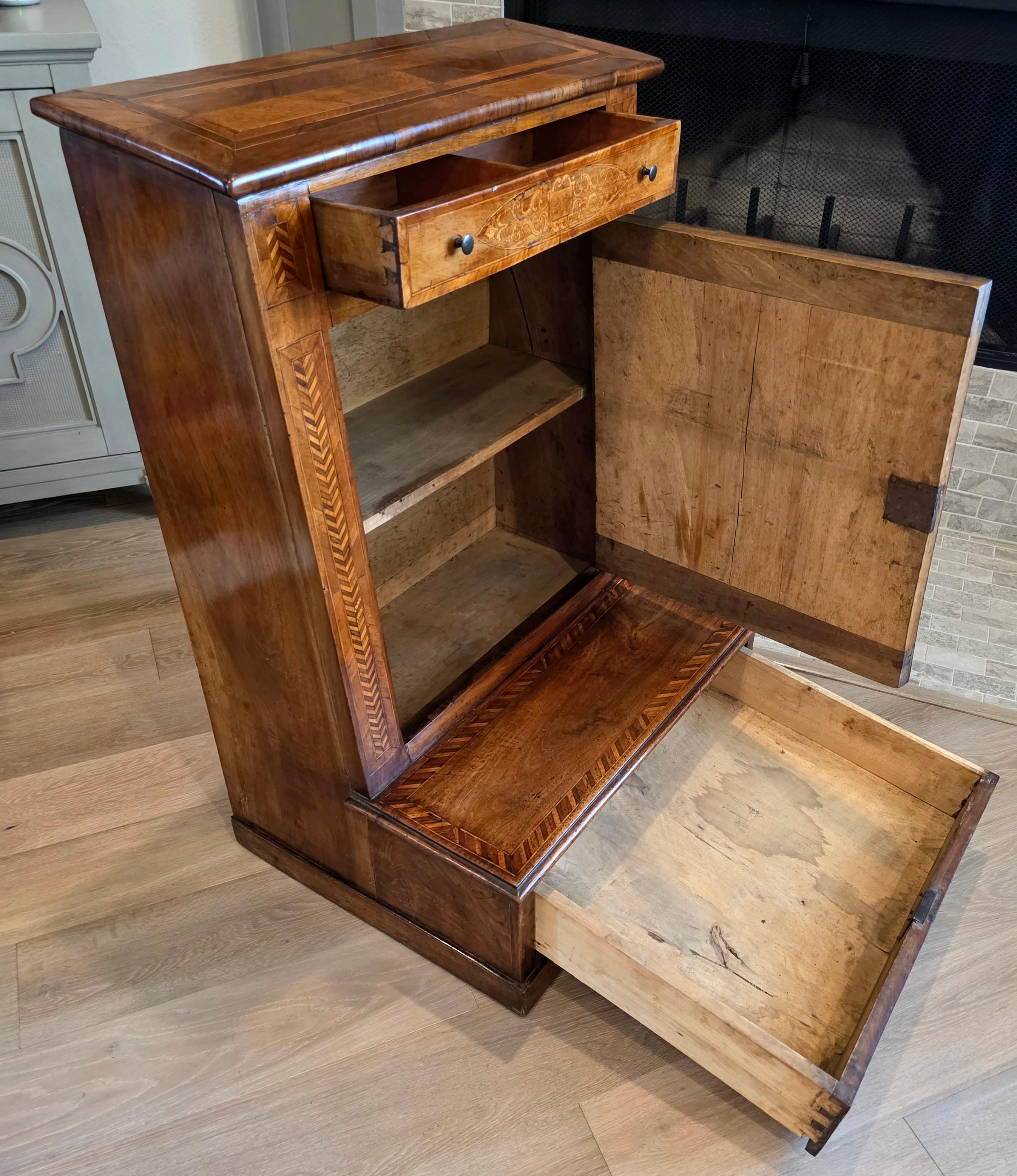 Antico mobile barocco italiano settentrionale in legno di noce intarsiato con inginocchiatoio per pregare in vendita 11