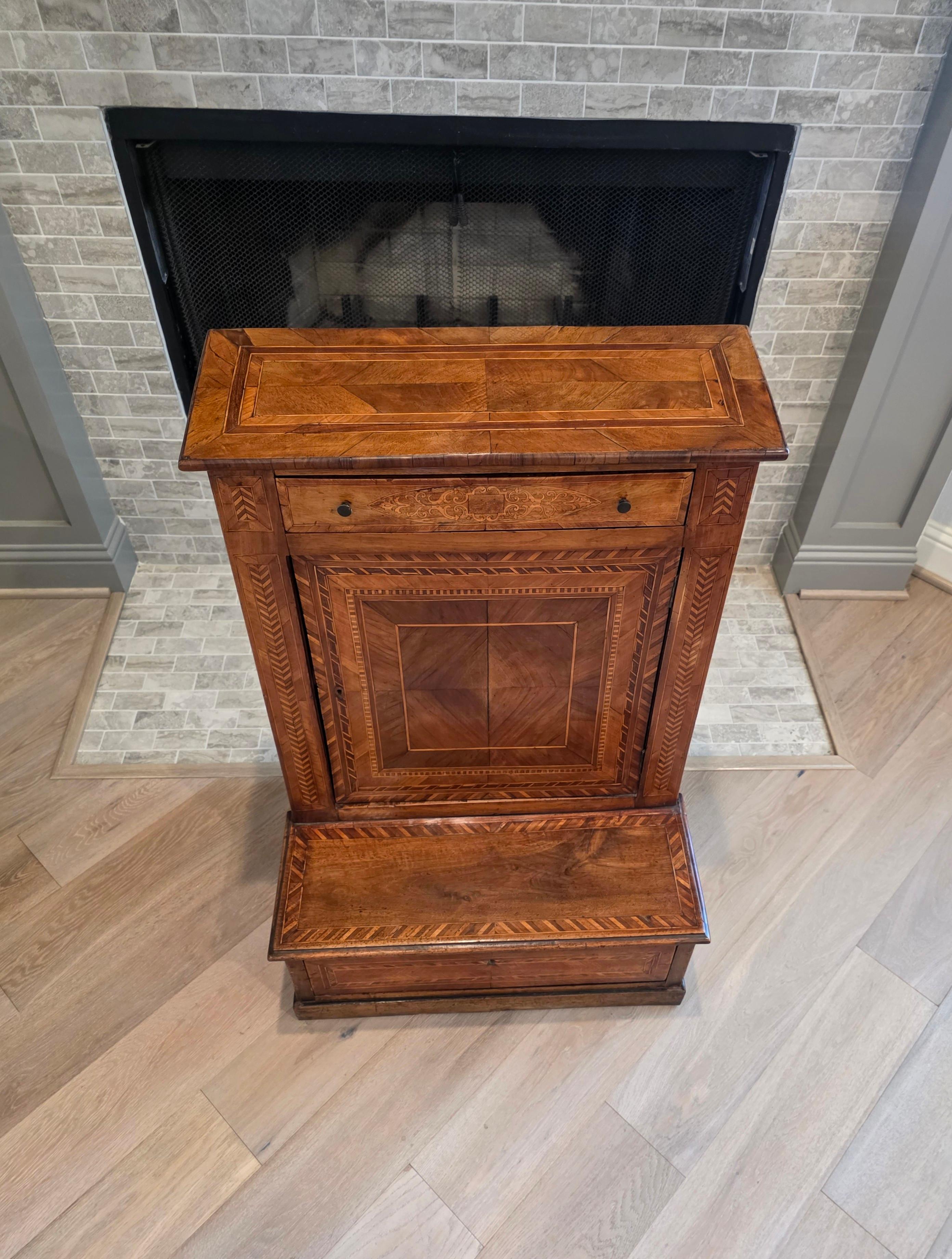 Antico mobile barocco italiano settentrionale in legno di noce intarsiato con inginocchiatoio per pregare in vendita 12