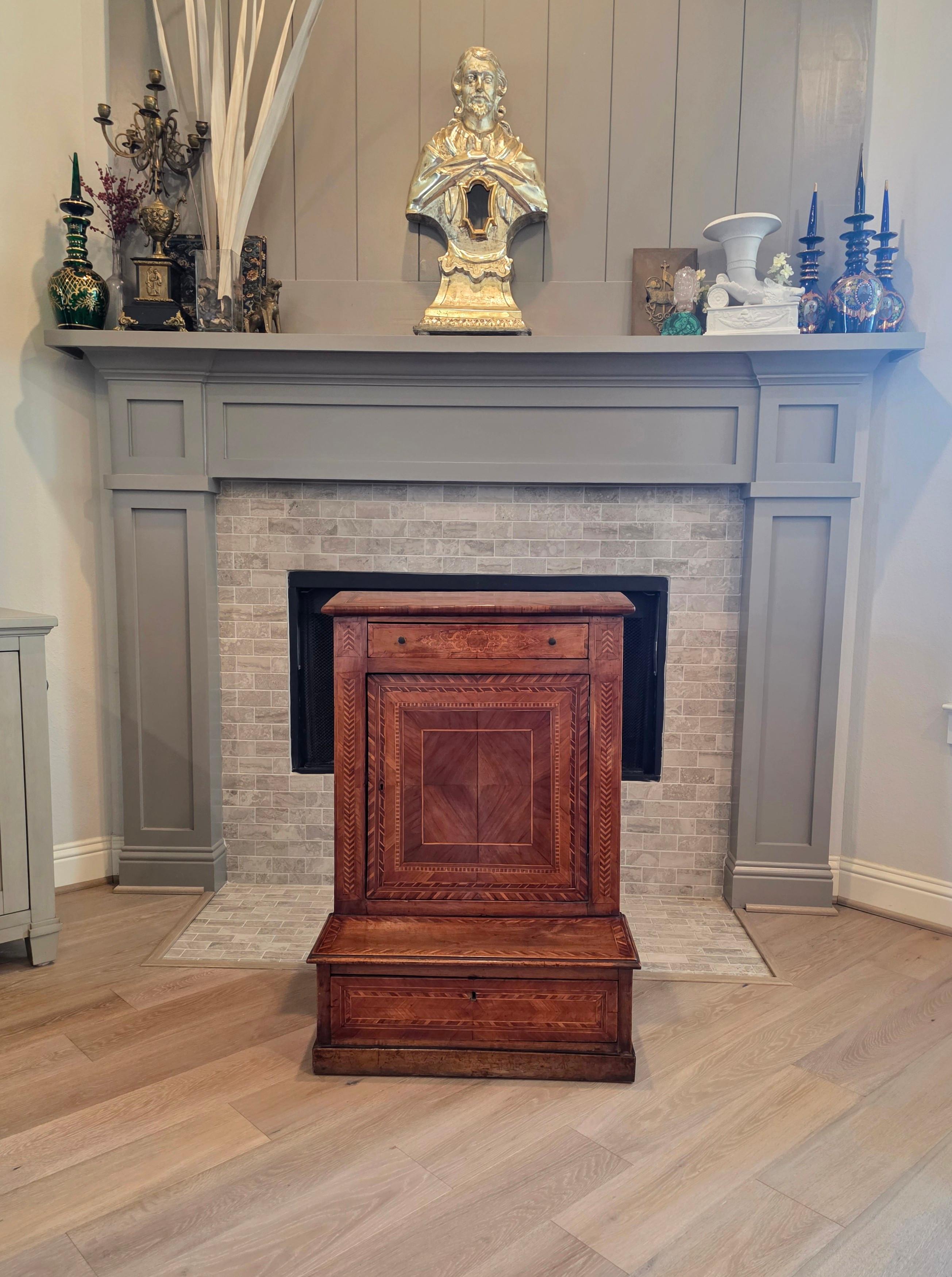 Barocco Antico mobile barocco italiano settentrionale in legno di noce intarsiato con inginocchiatoio per pregare in vendita