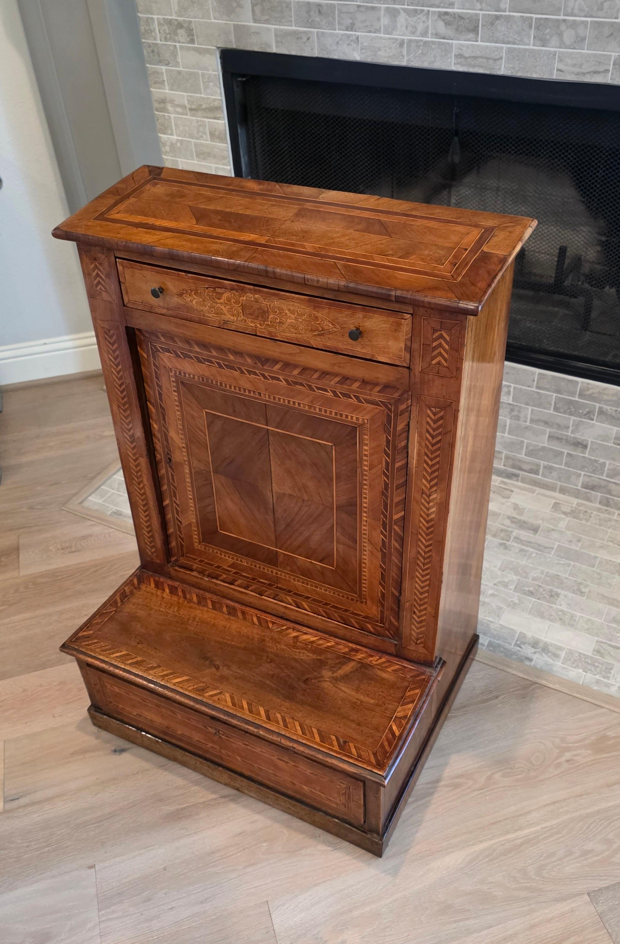 Italiano Antico mobile barocco italiano settentrionale in legno di noce intarsiato con inginocchiatoio per pregare in vendita