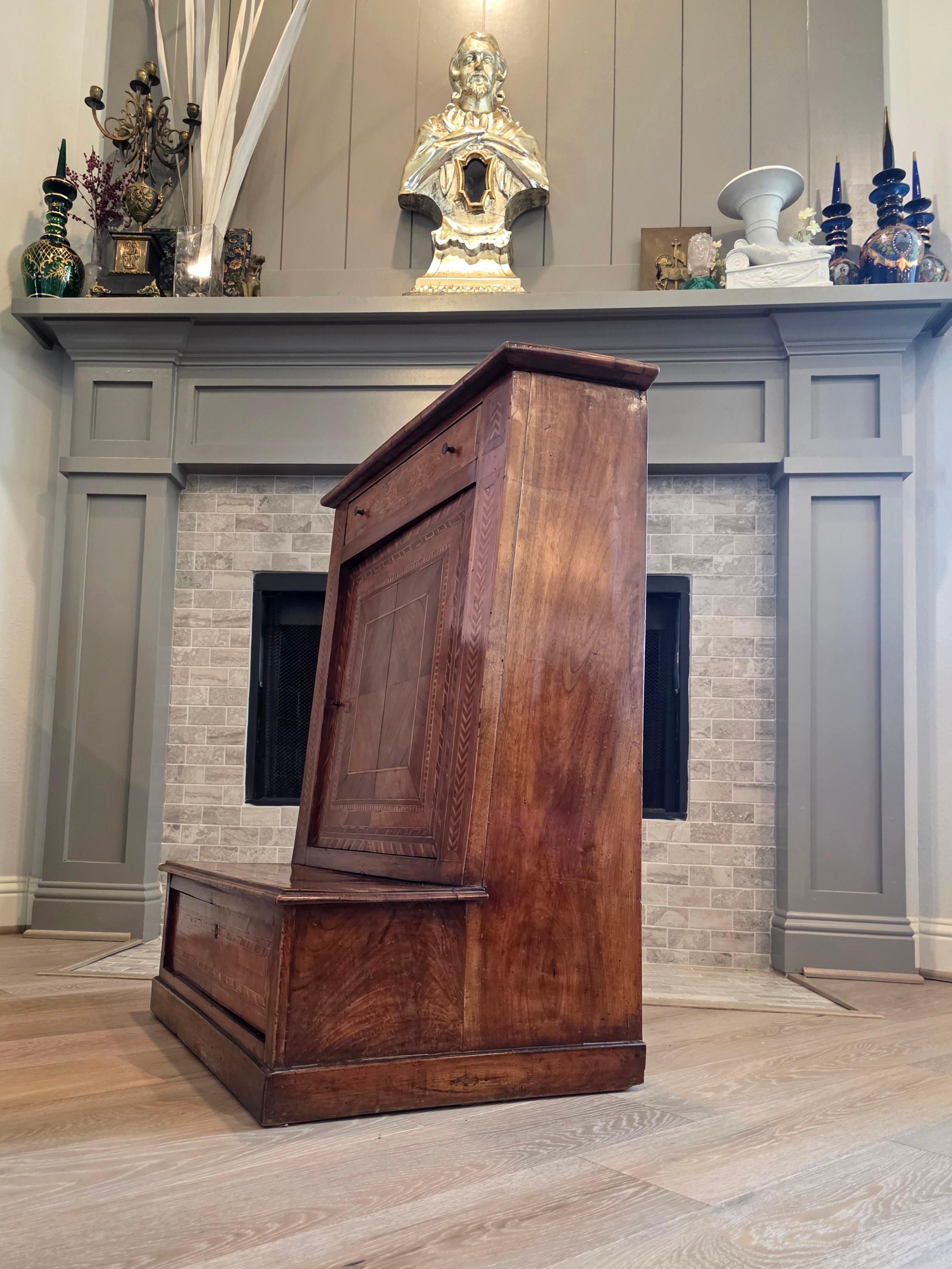 Intagliato a mano Antico mobile barocco italiano settentrionale in legno di noce intarsiato con inginocchiatoio per pregare in vendita