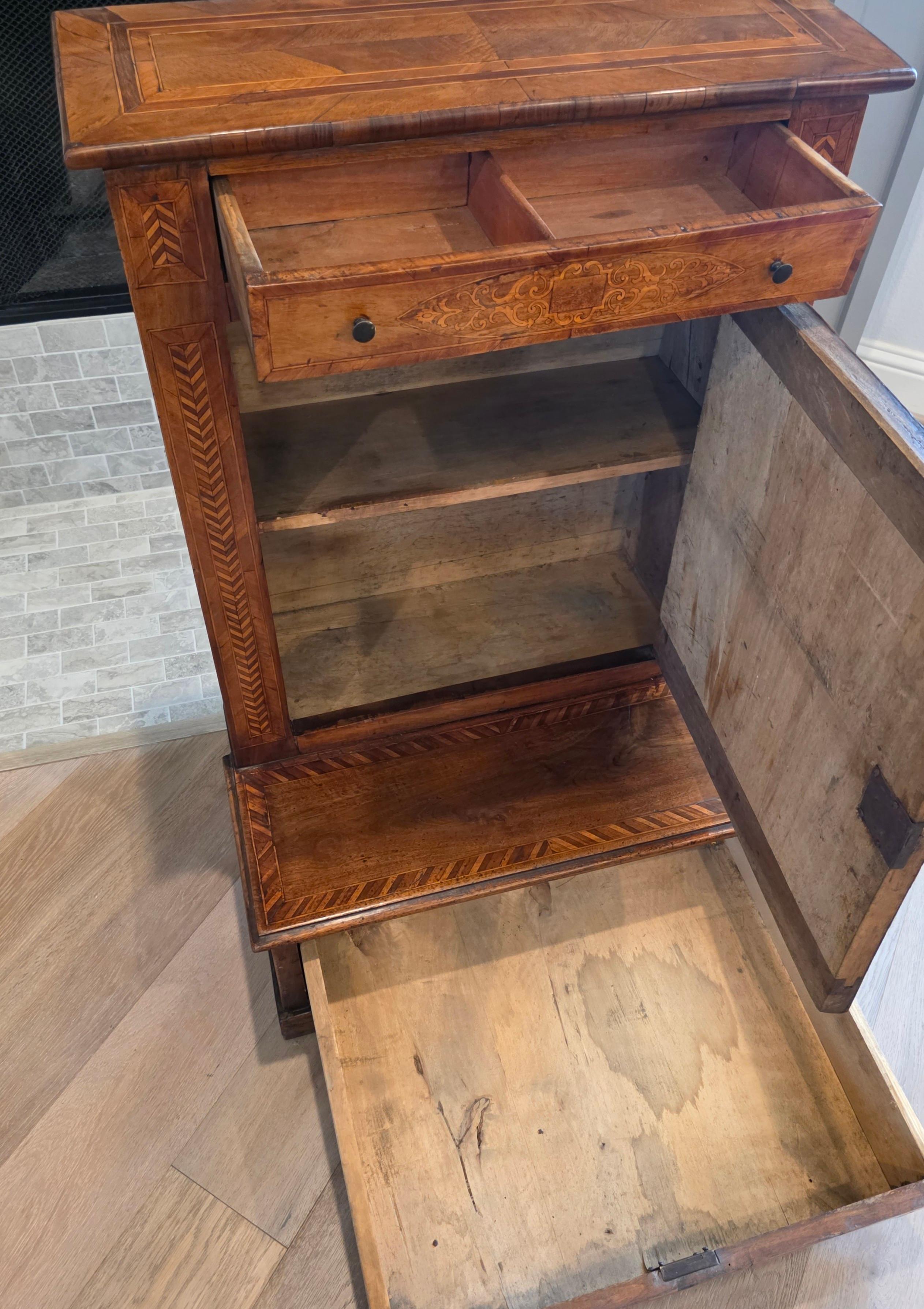 Antico mobile barocco italiano settentrionale in legno di noce intarsiato con inginocchiatoio per pregare In condizioni buone in vendita a Forney, TX