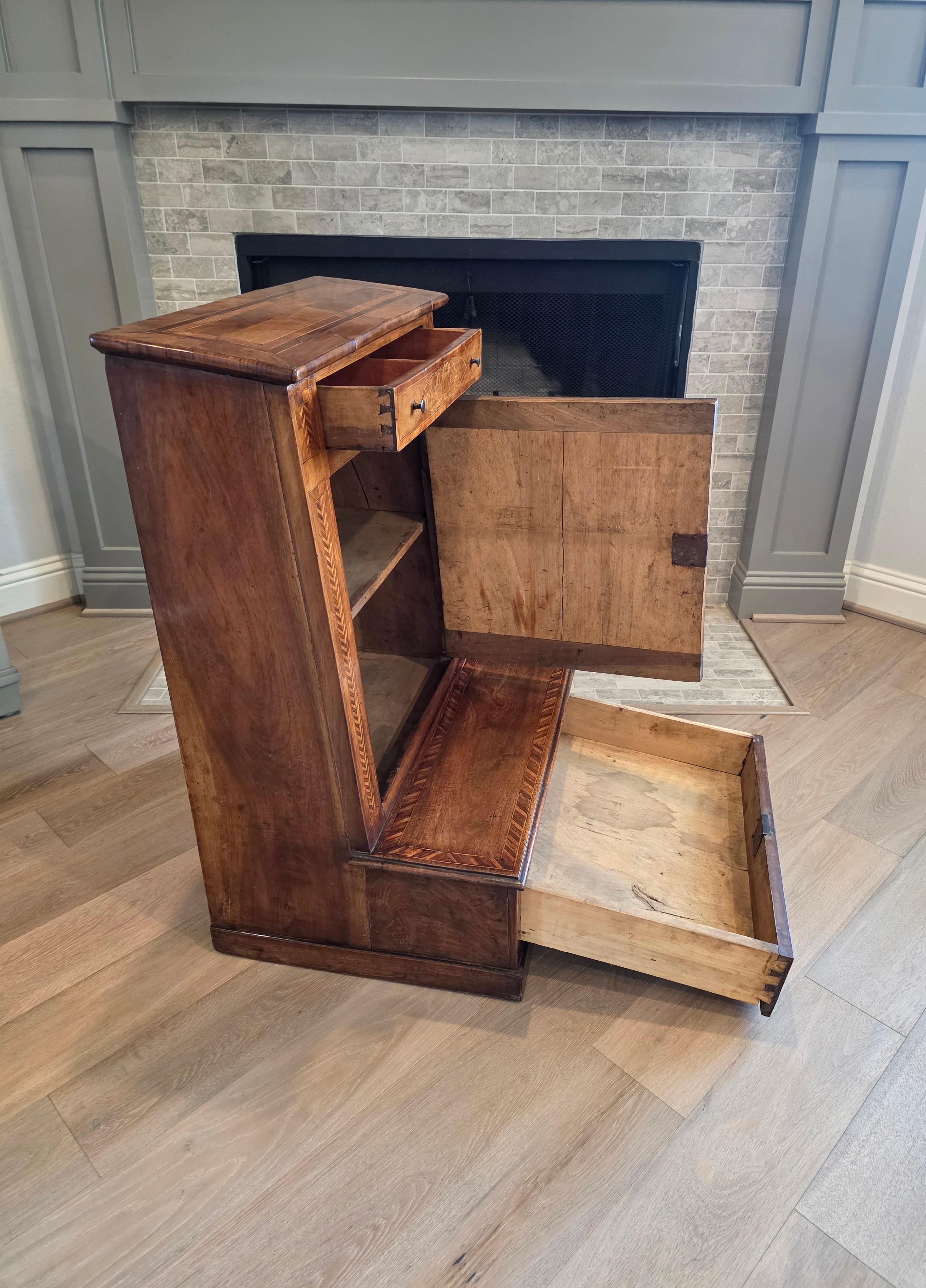 XIX secolo Antico mobile barocco italiano settentrionale in legno di noce intarsiato con inginocchiatoio per pregare in vendita