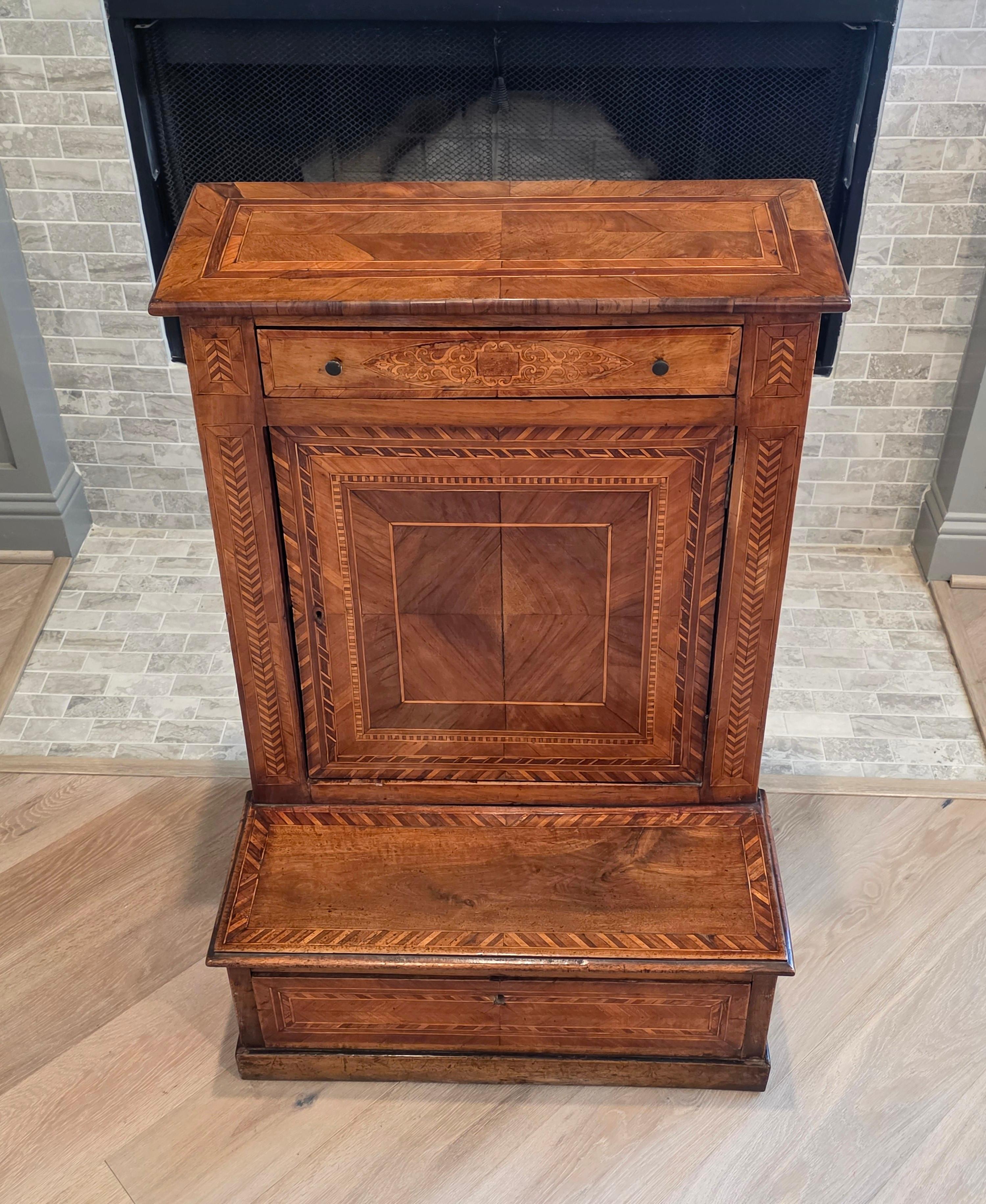 Legno di alberi da frutto Antico mobile barocco italiano settentrionale in legno di noce intarsiato con inginocchiatoio per pregare in vendita