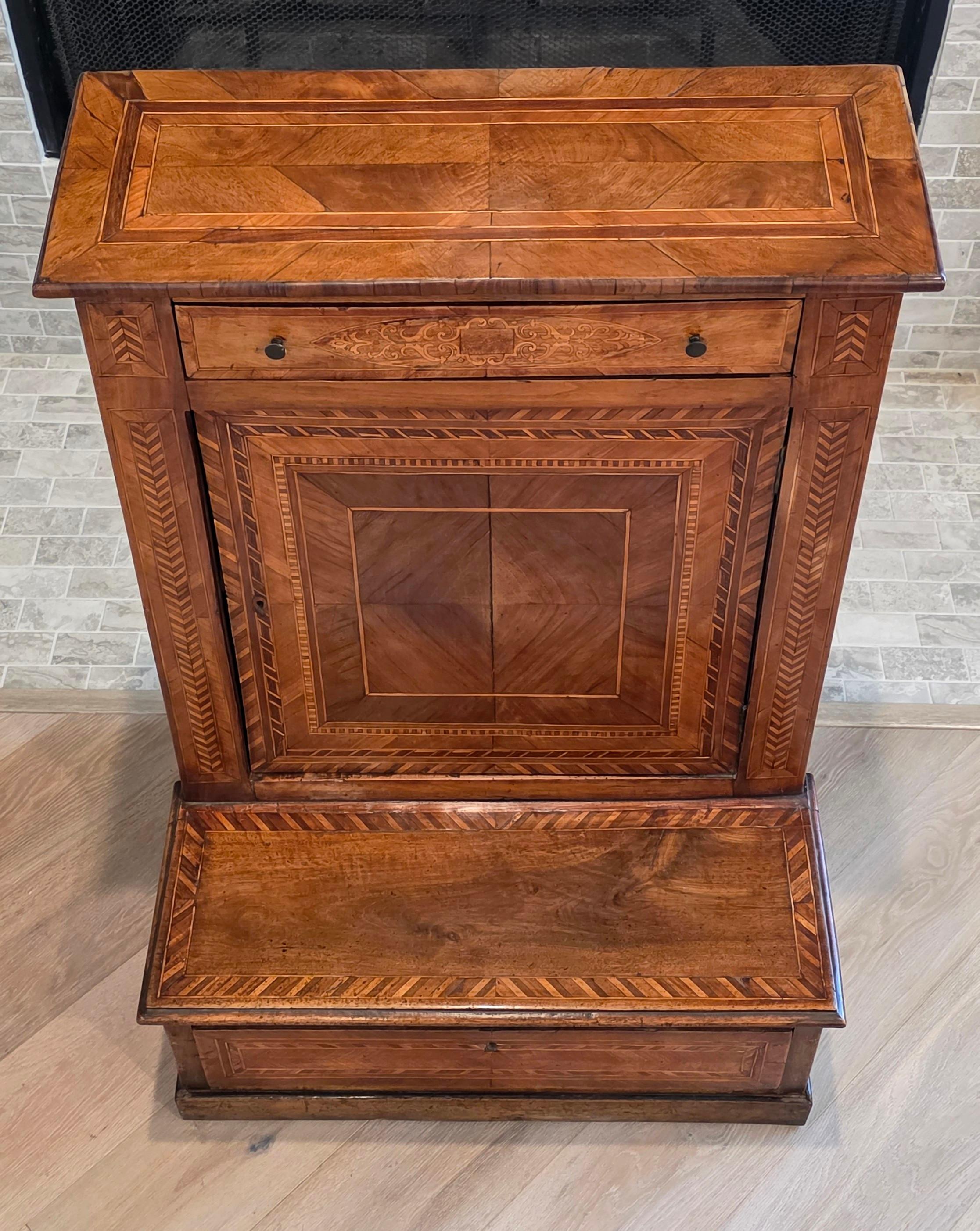 Antico mobile barocco italiano settentrionale in legno di noce intarsiato con inginocchiatoio per pregare in vendita 1